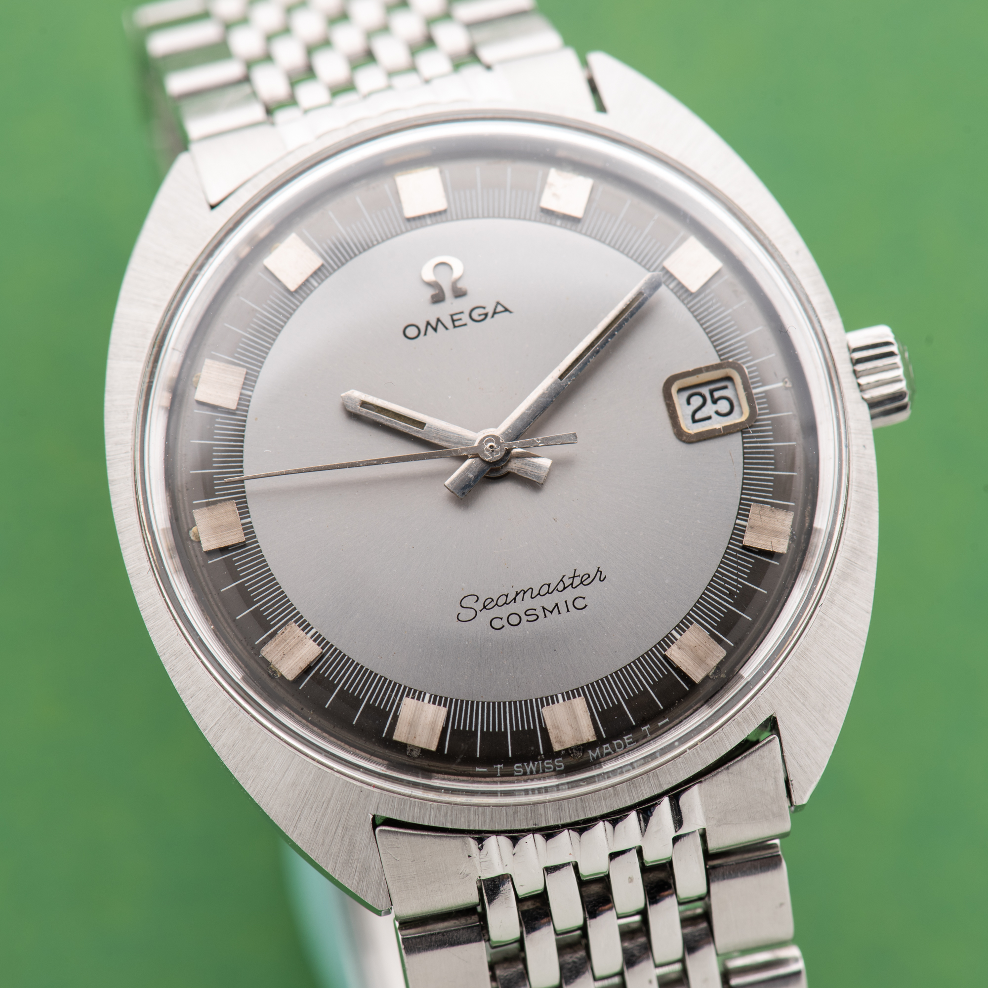Vue de Omega Seamaster Cosmic Grey Date Beads of Rice Réf 136.017