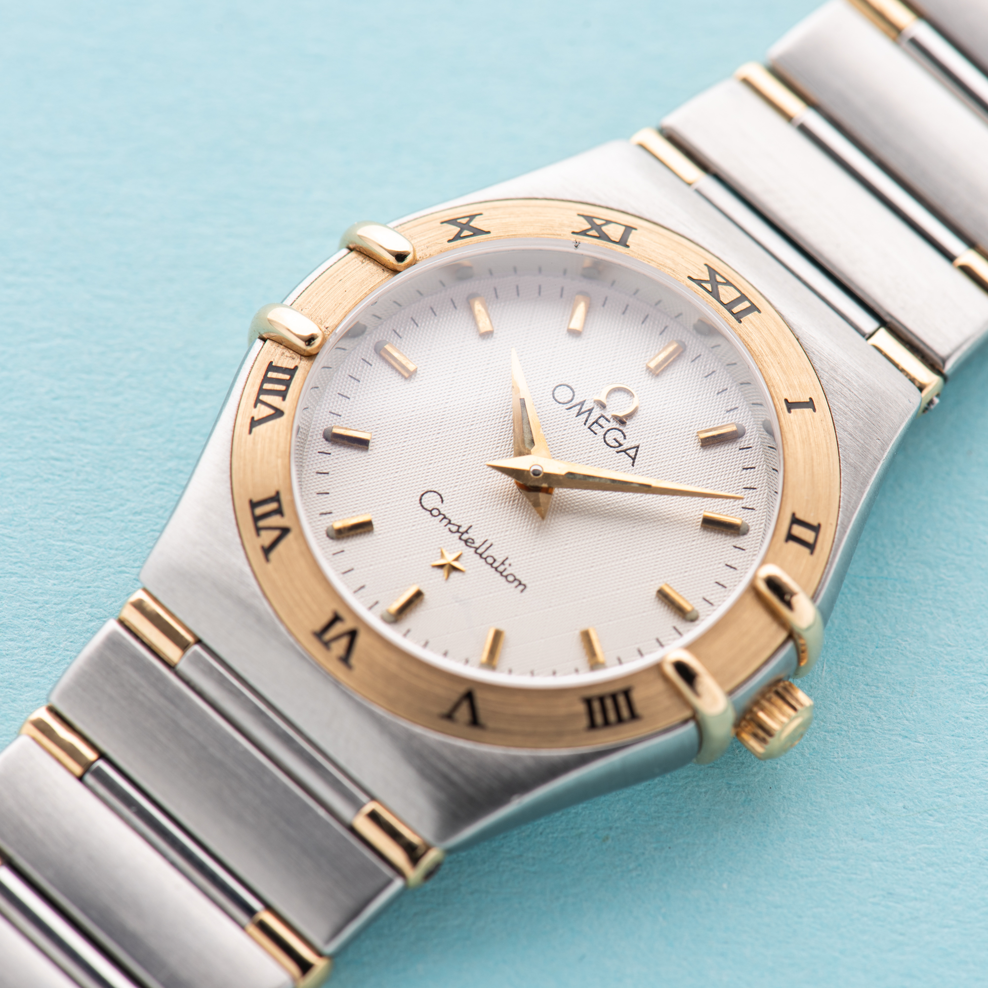 Vue de Omega Constellation Half Gold Bar 18K Lady Quartz Réf 795.1203
