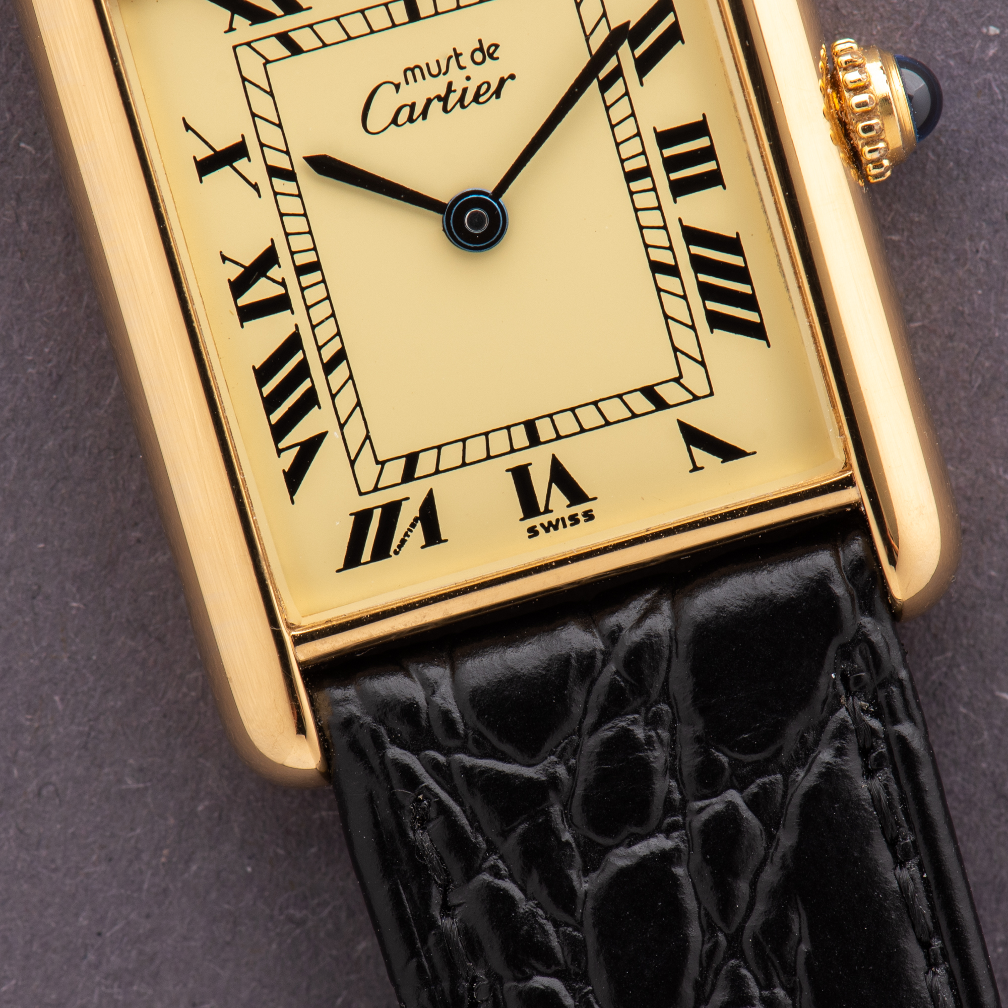 Zicht op Cartier Tank De Must Vermeil Romeinse wijzerplaat Grand Model GM Ultra Volledige set Ref 590005