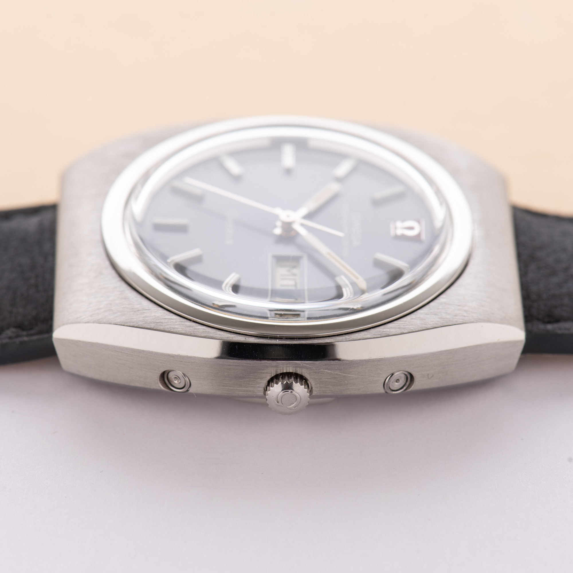 Zicht op Omega Genève Megaquartz 32 KHz Blue Day Date from 1973 Réf 196.0030