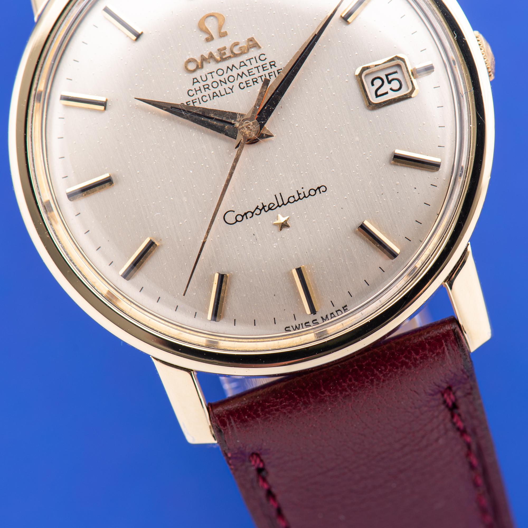 Zicht op Omega Constellation Automatic Hidden Crown from 1966 Réf 168.010