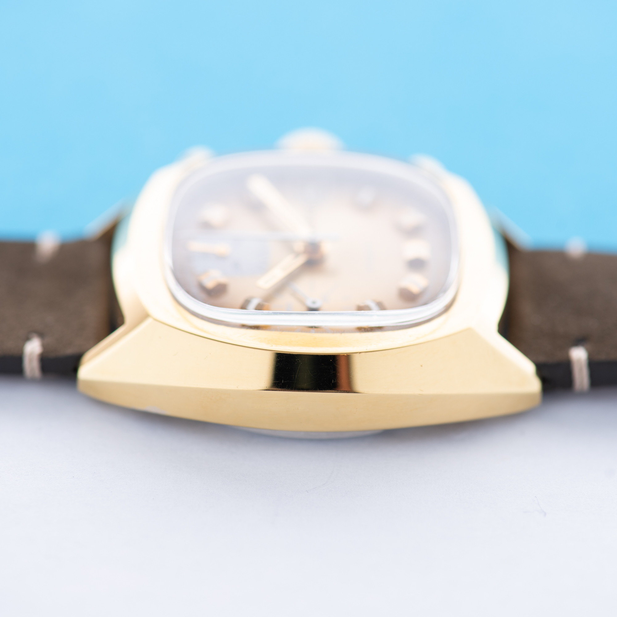 Zicht op Hero chronograph  incabloc New Old Stock valjoux 7765