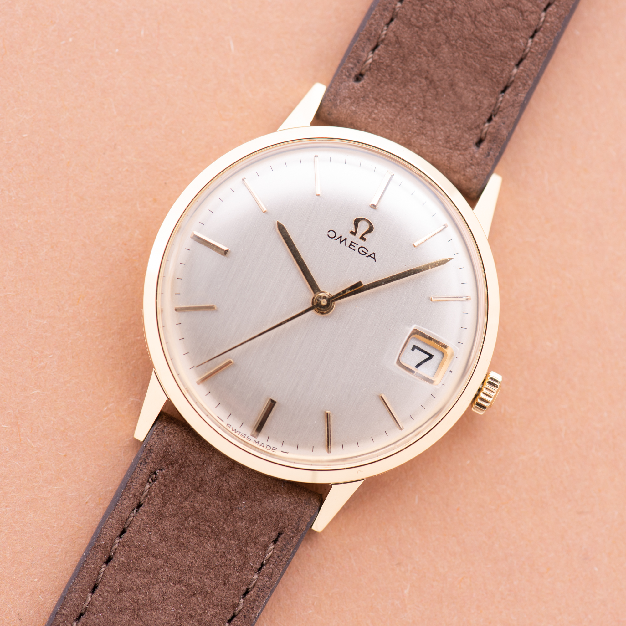 Vue de Omega Dress Watch Date 18K Yellow Gold from 1966 Réf 132.041