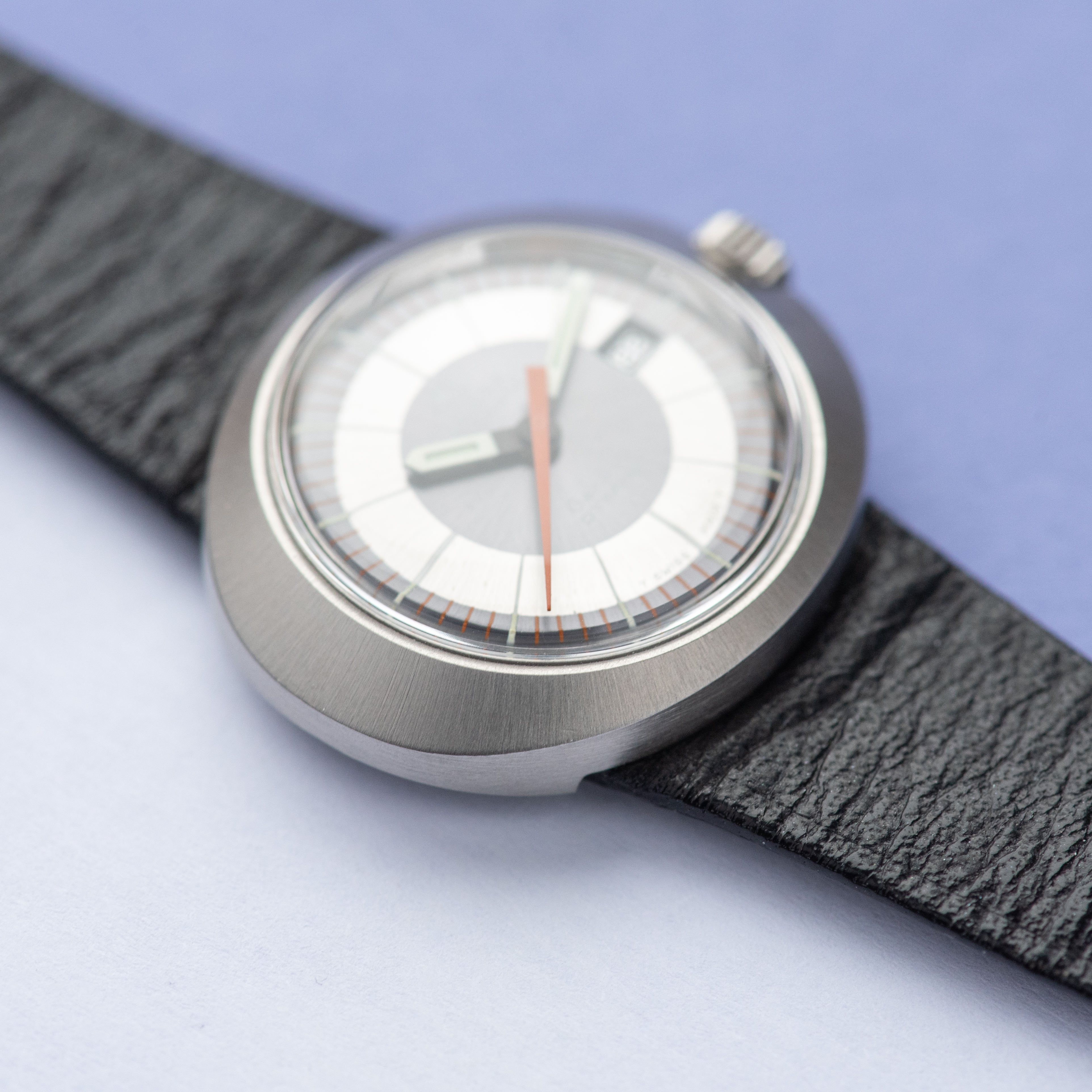 Zicht op Omega Genève Dynamic Date Blue Réf 566.015