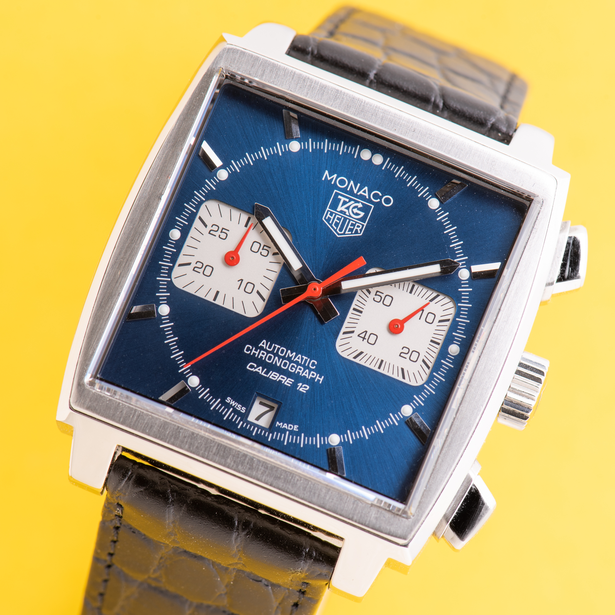 Zicht op TAG HEUER Monaco Calibre 12 chronograph Blue Dial Réf CAW2111