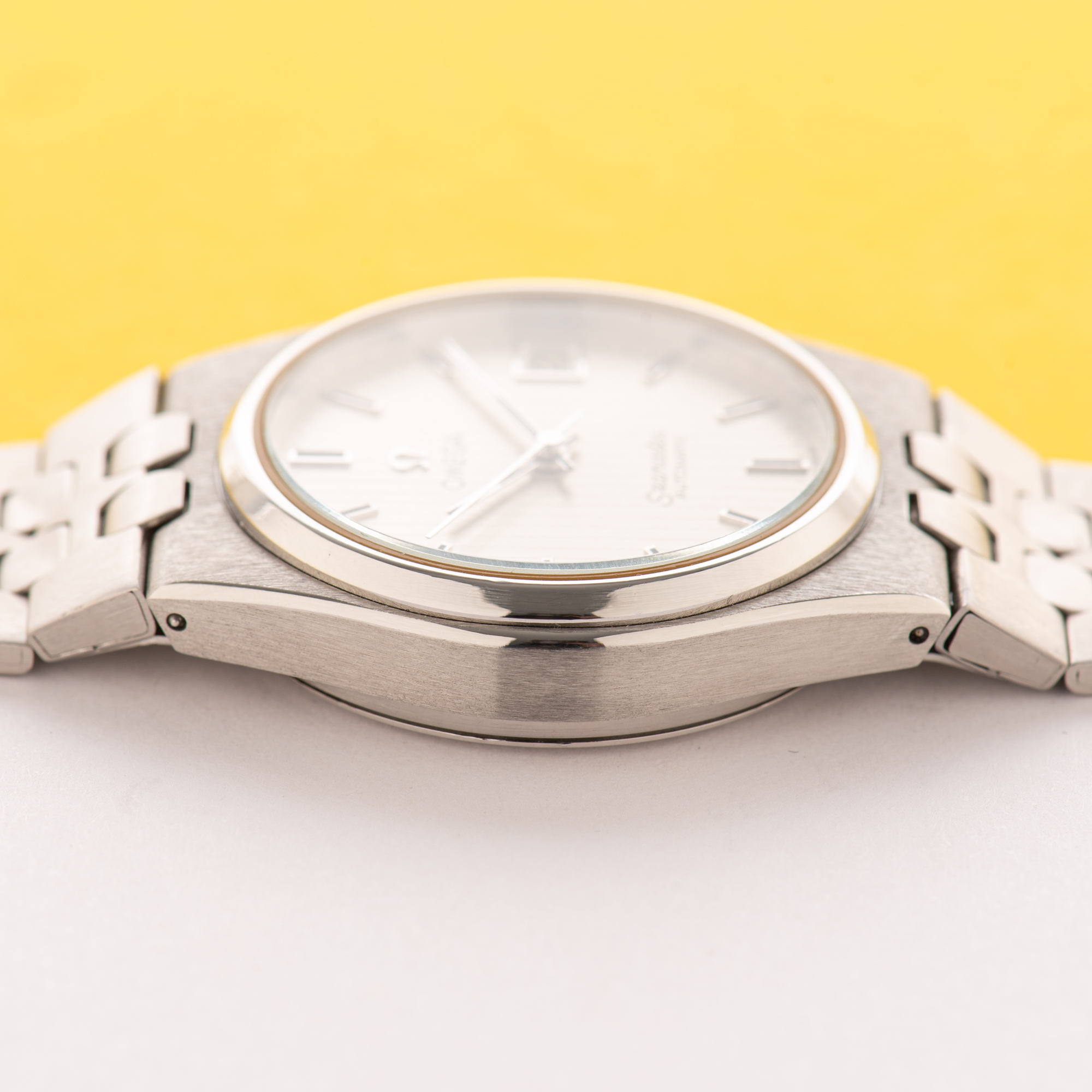 Vue de Omega Seamaster Automatic Date Rare Integrated bracelet from 1979 Réf 366 0265