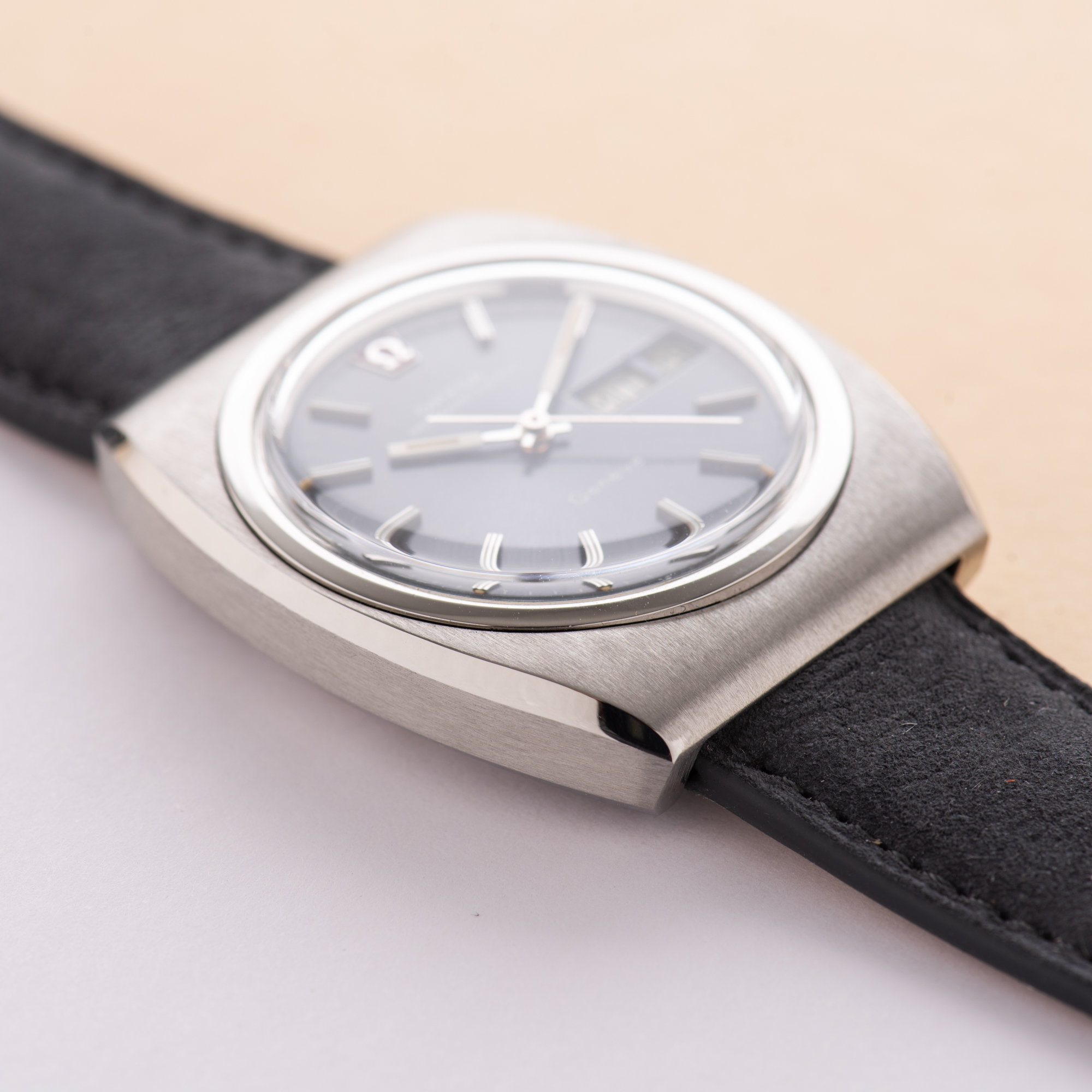 Zicht op Omega Genève Megaquartz 32 KHz Blue Day Date from 1973 Réf 196.0030