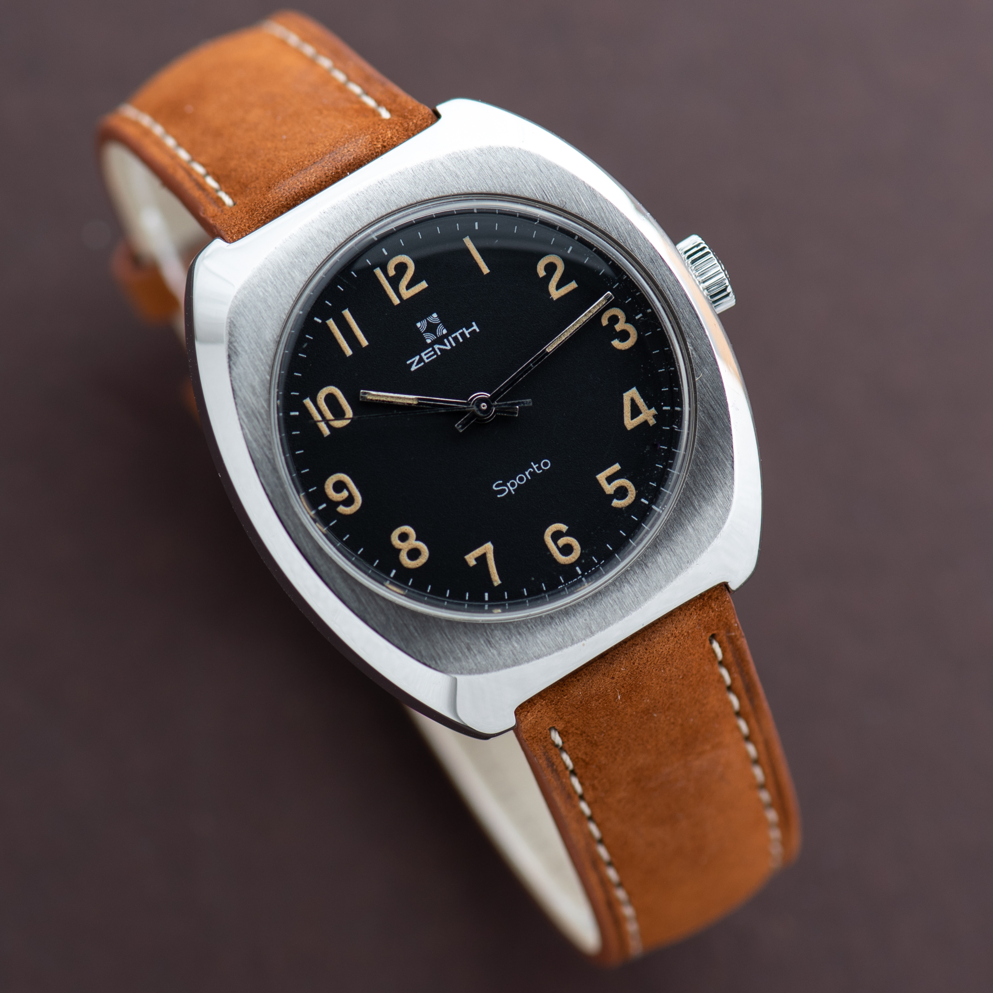 Zicht op Zenith Sporto Mat Black Tritium Dial Réf 01 1496 360