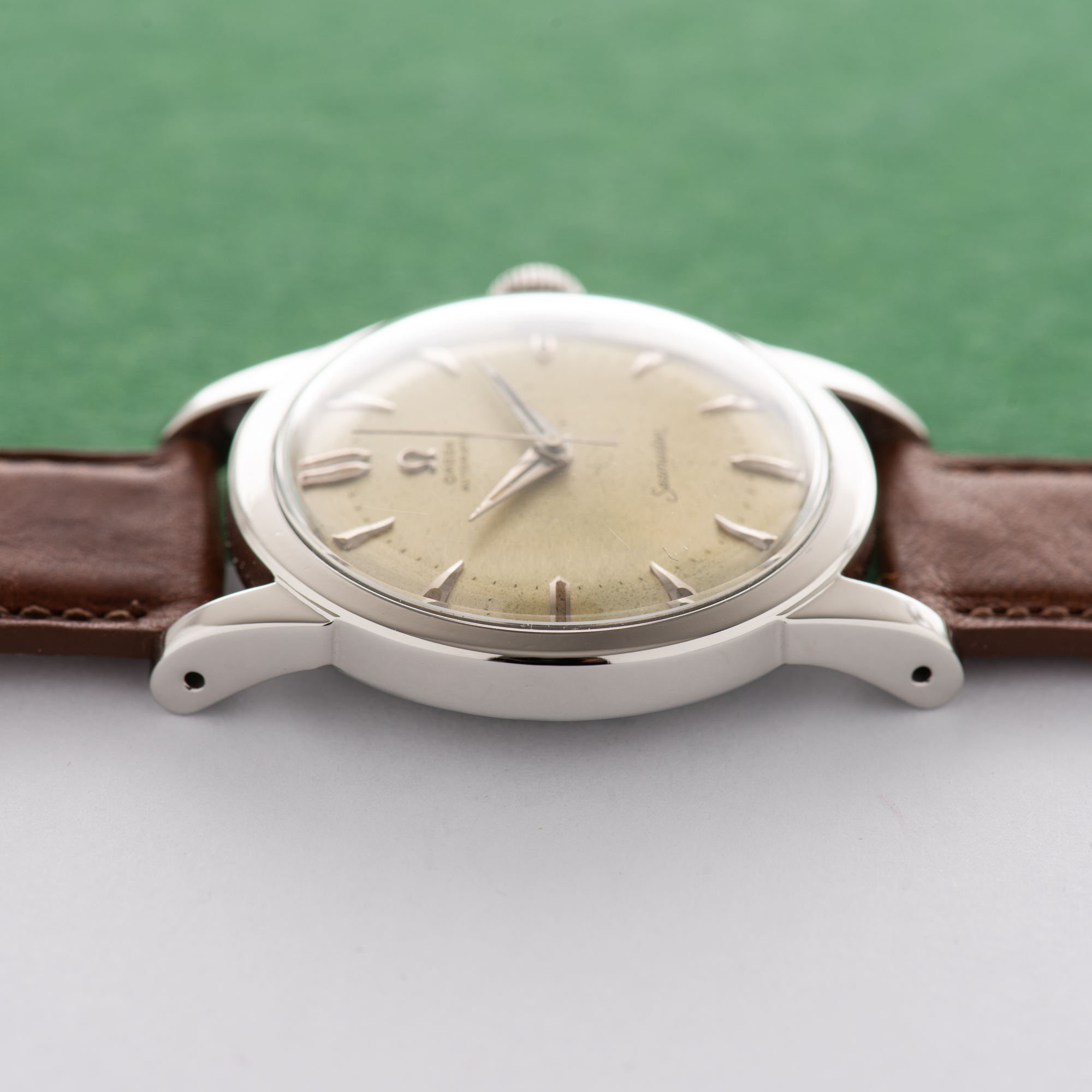 Vue de Omega Seamaster Automatic Bumper Beefy Lugs from 1951 Réf 2577