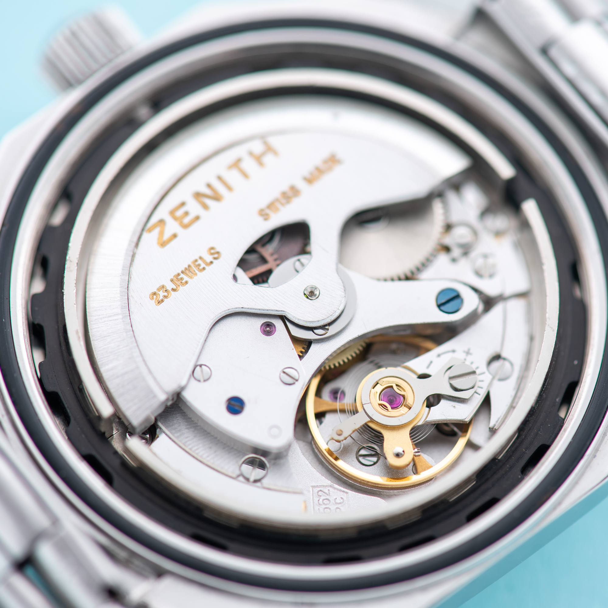Zicht op Zenith Defy Automatic 28800 Cassaforte del Tempo Ref 01 0902 290