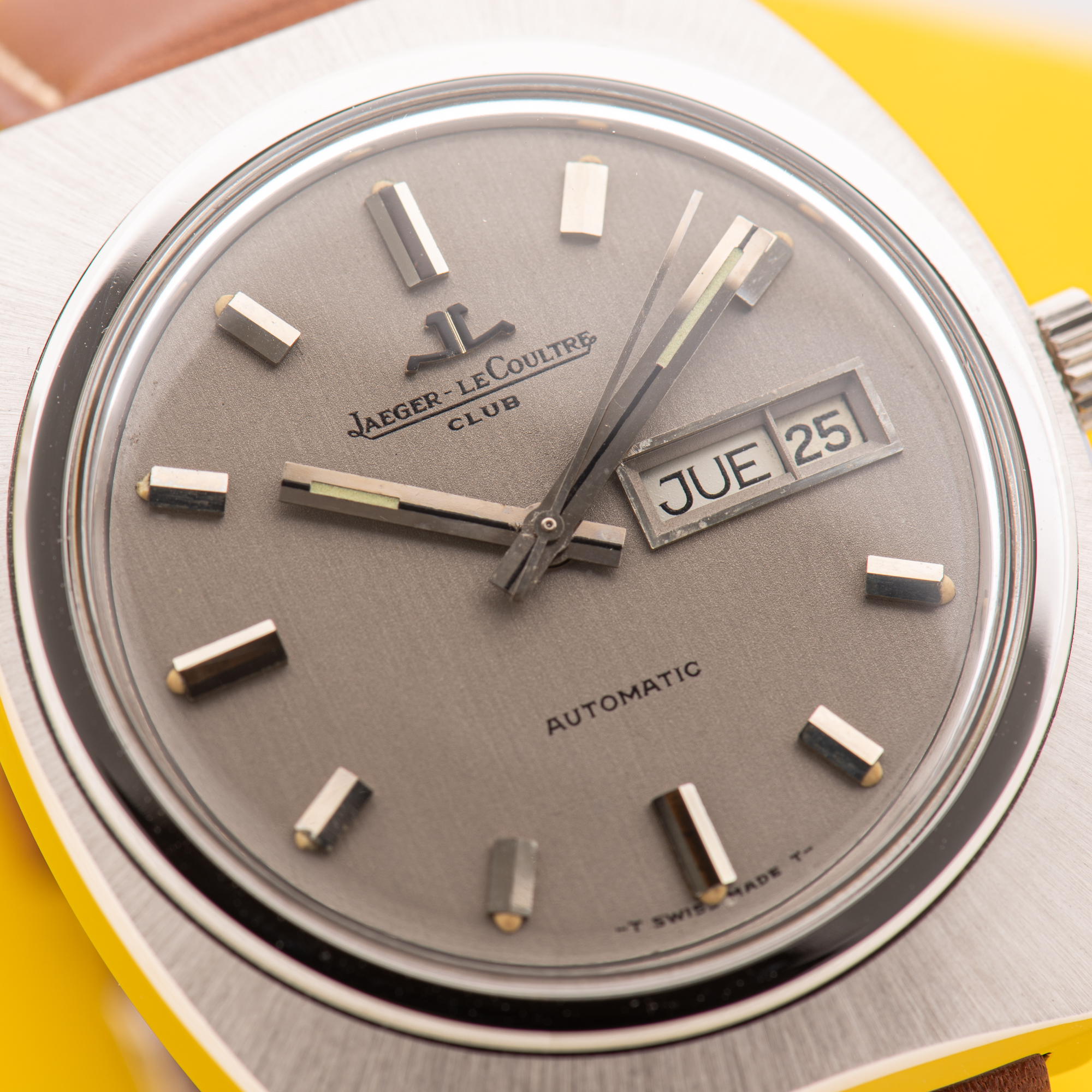 Vue de Jaeger LeCoultre Club Automatic Day Date Acier Réf E0300505