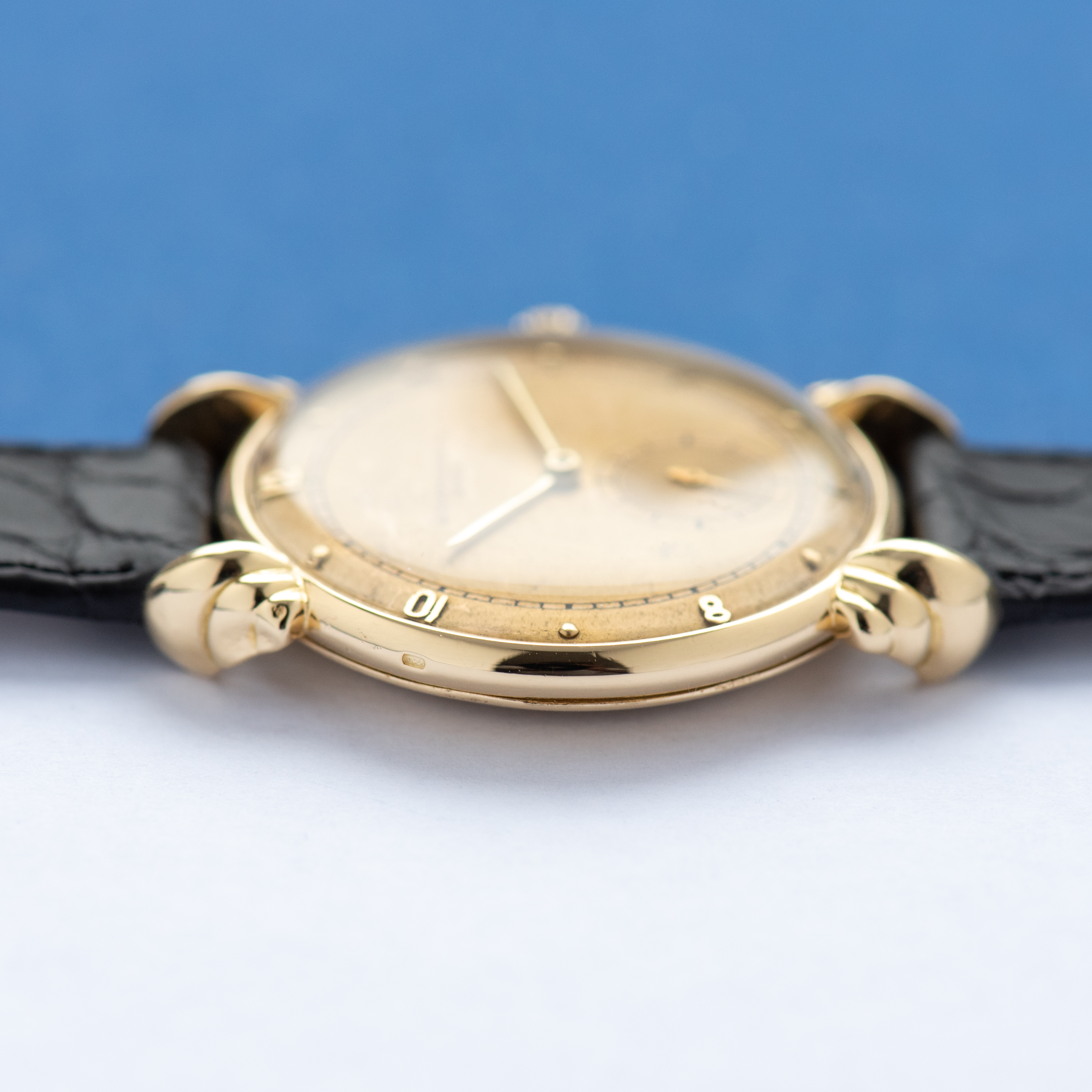 Vue de Vacheron Constantin Oversize Dress Watch Fancy Shell Teardrop Lugs Réf 4322 18K