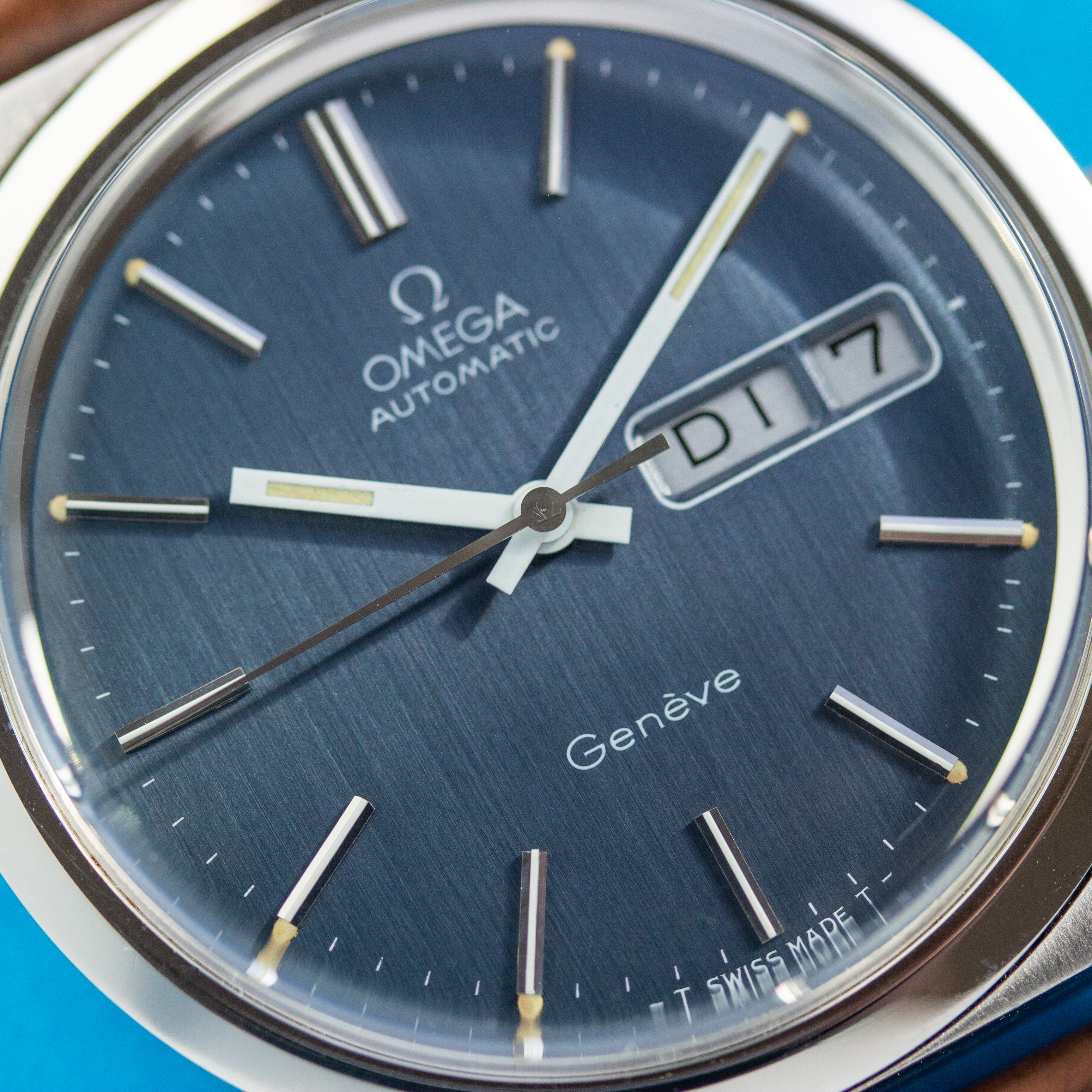 Vue de Omega Genève Automatic Blue Day Date réf 166 0169
