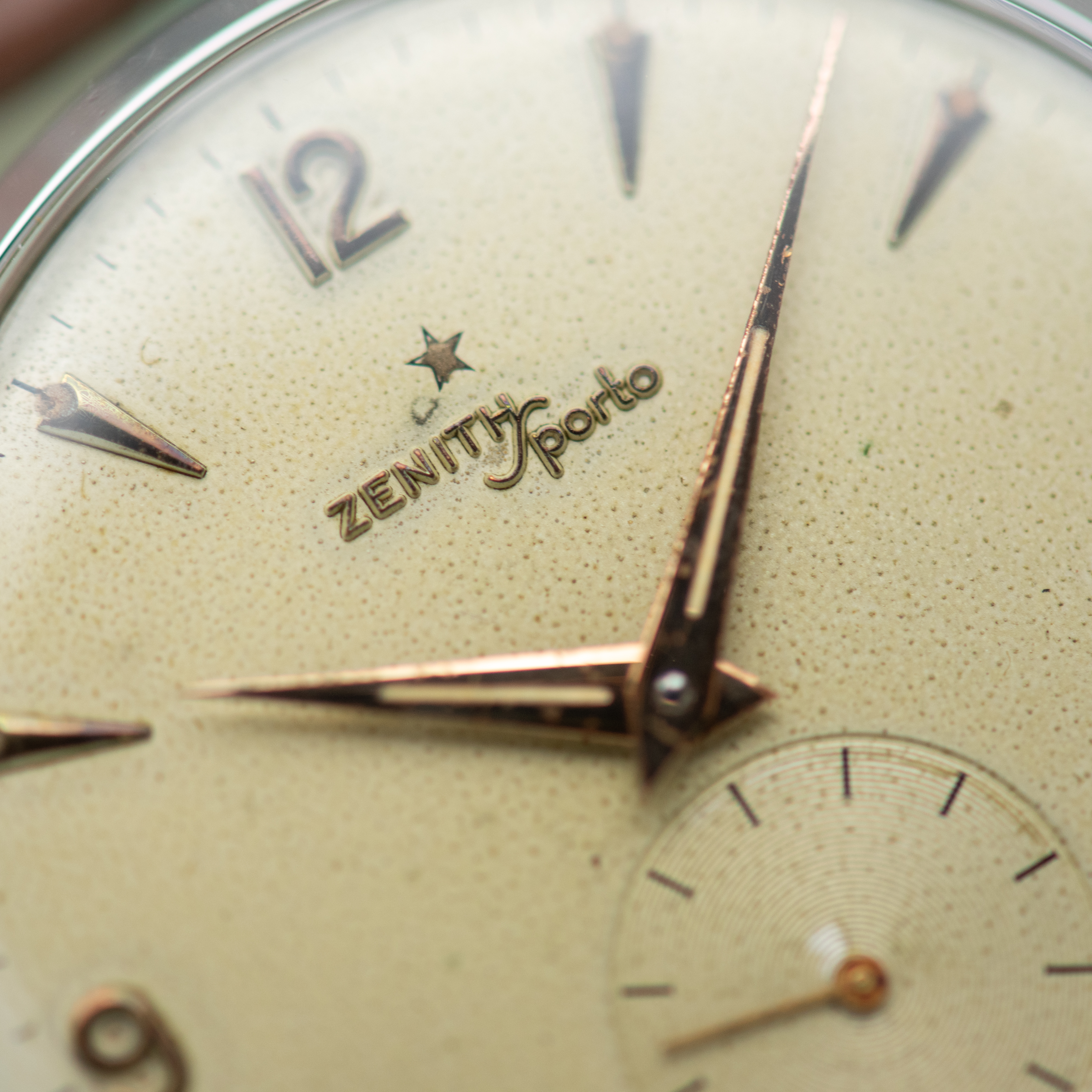 Zicht op Zenith Sporto Oversize Big Dress Watch Ref 9893 uit 1956