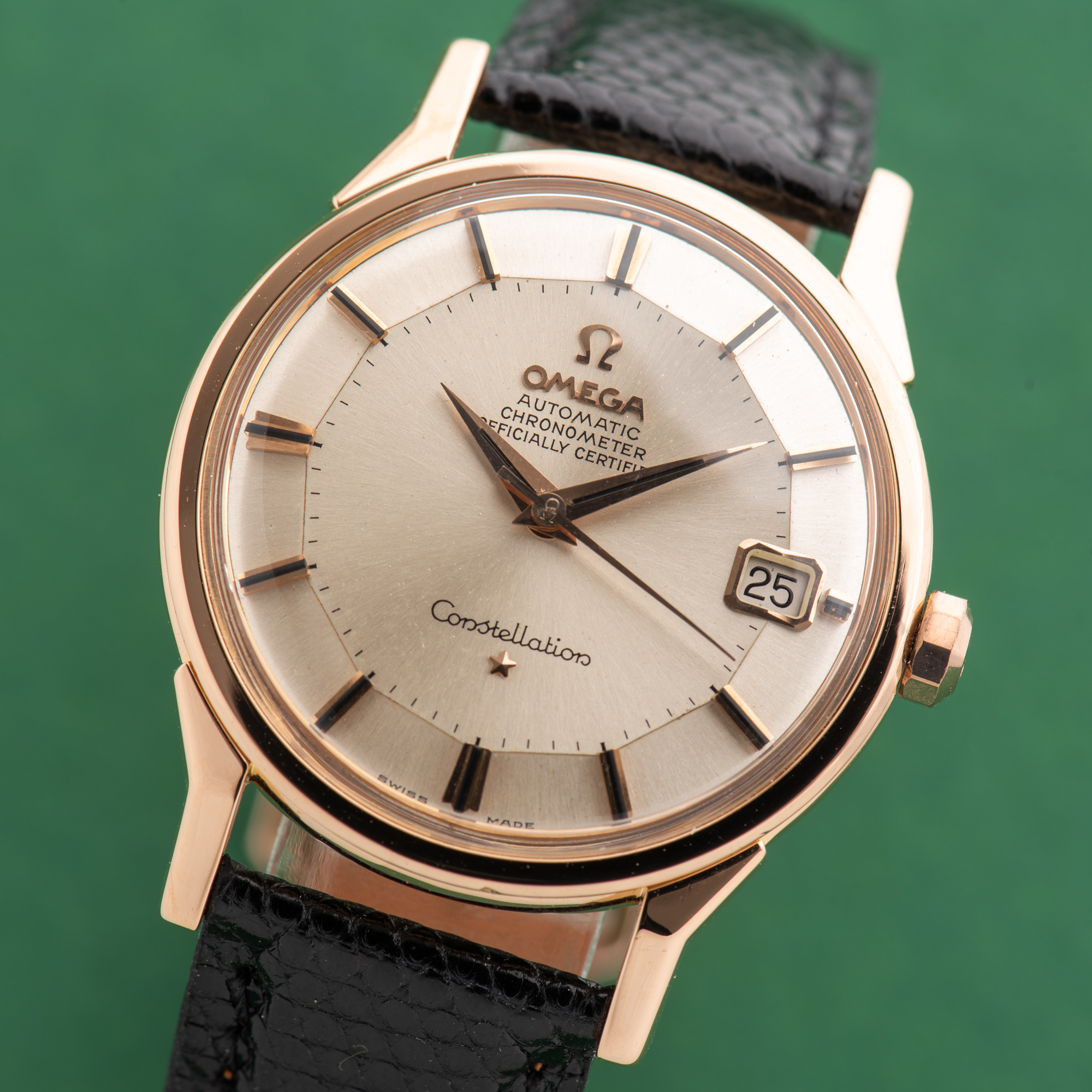 Vue de Omega Constellation Pie Pan 18K Gold Rosé Dog Leg Automatic 1964 Réf 168.005