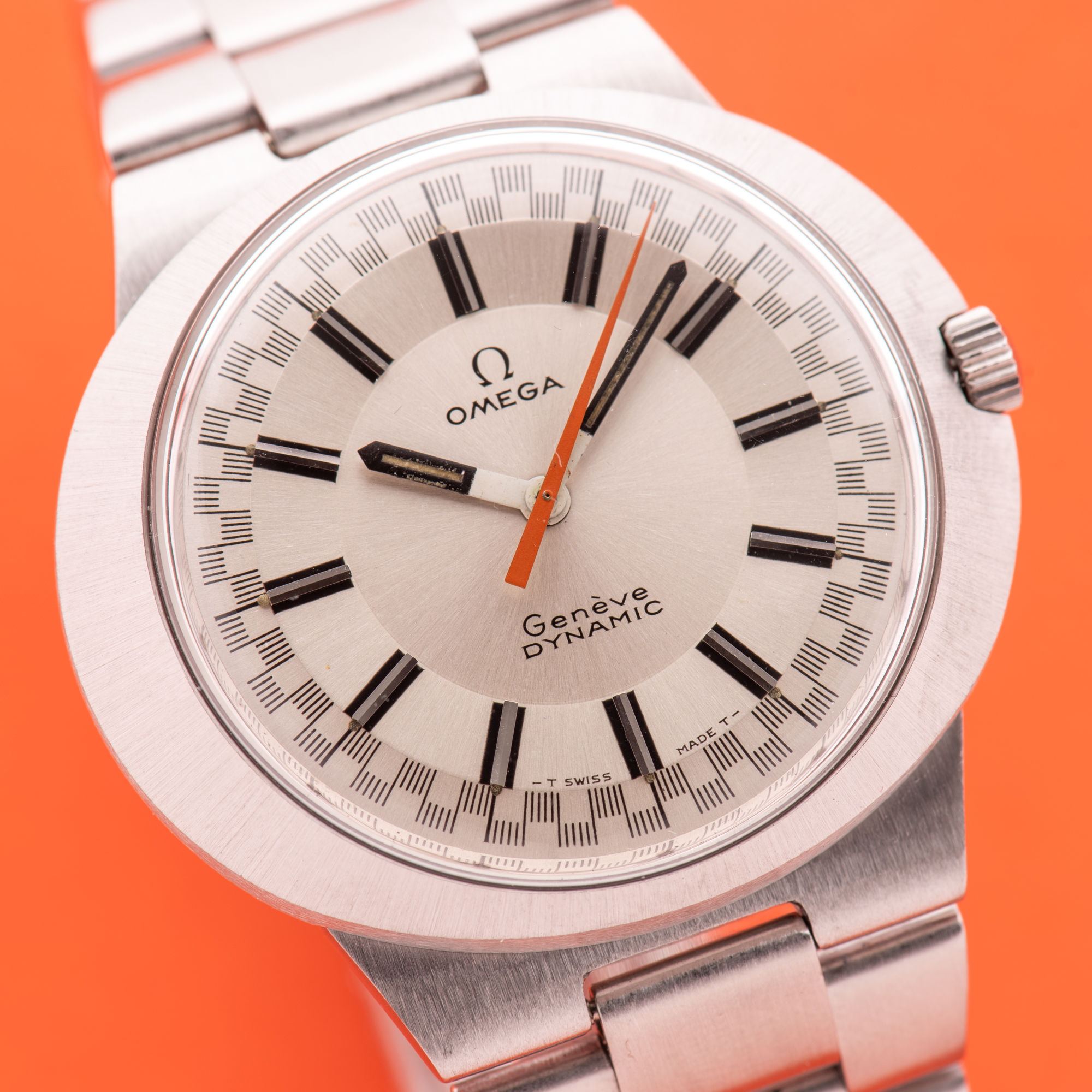 Vue de Omega Genève Dynamic Racing White Dial Réf 135.033