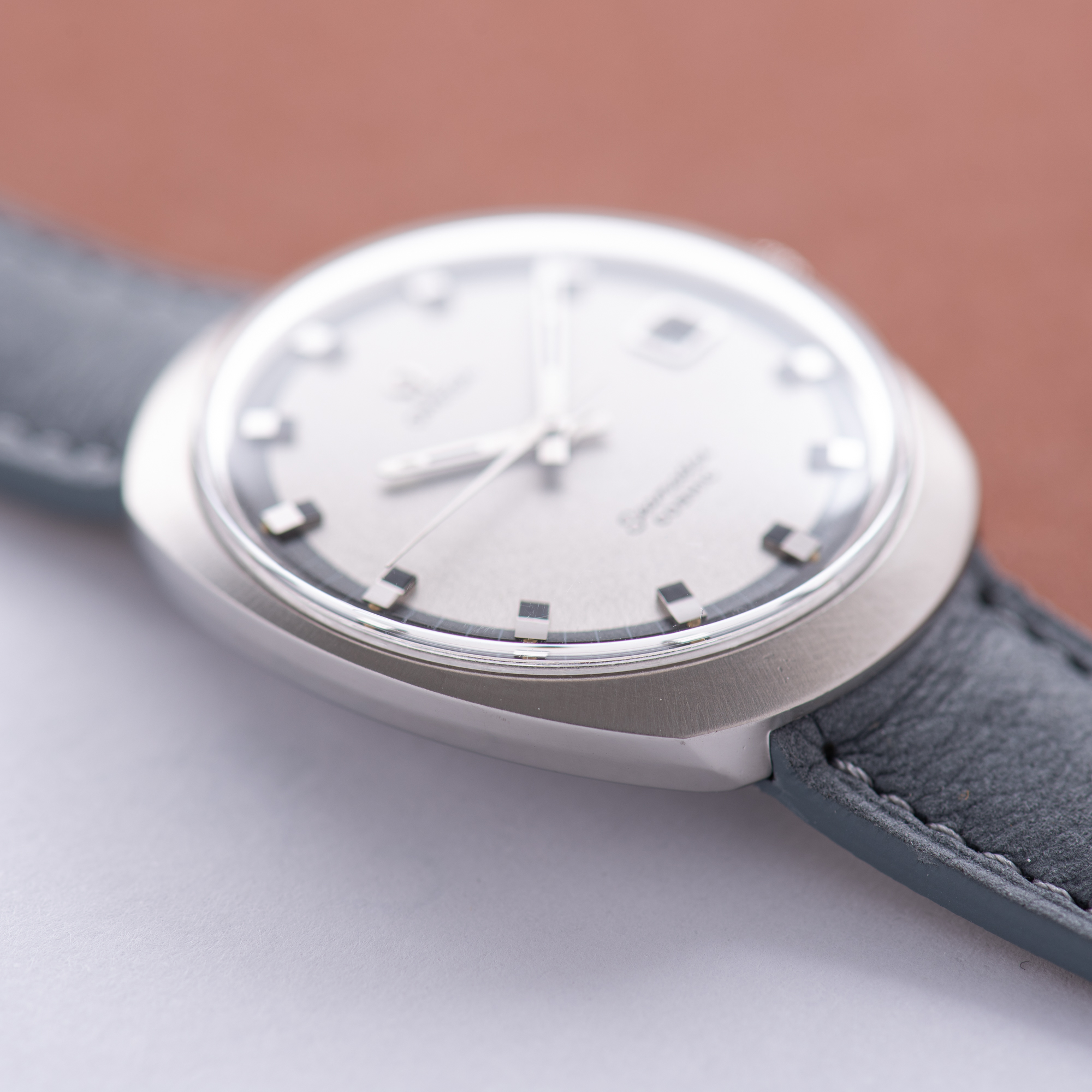 View of Omega Seamaster Cosmic Date Grey Dust Dial Réf 136.022