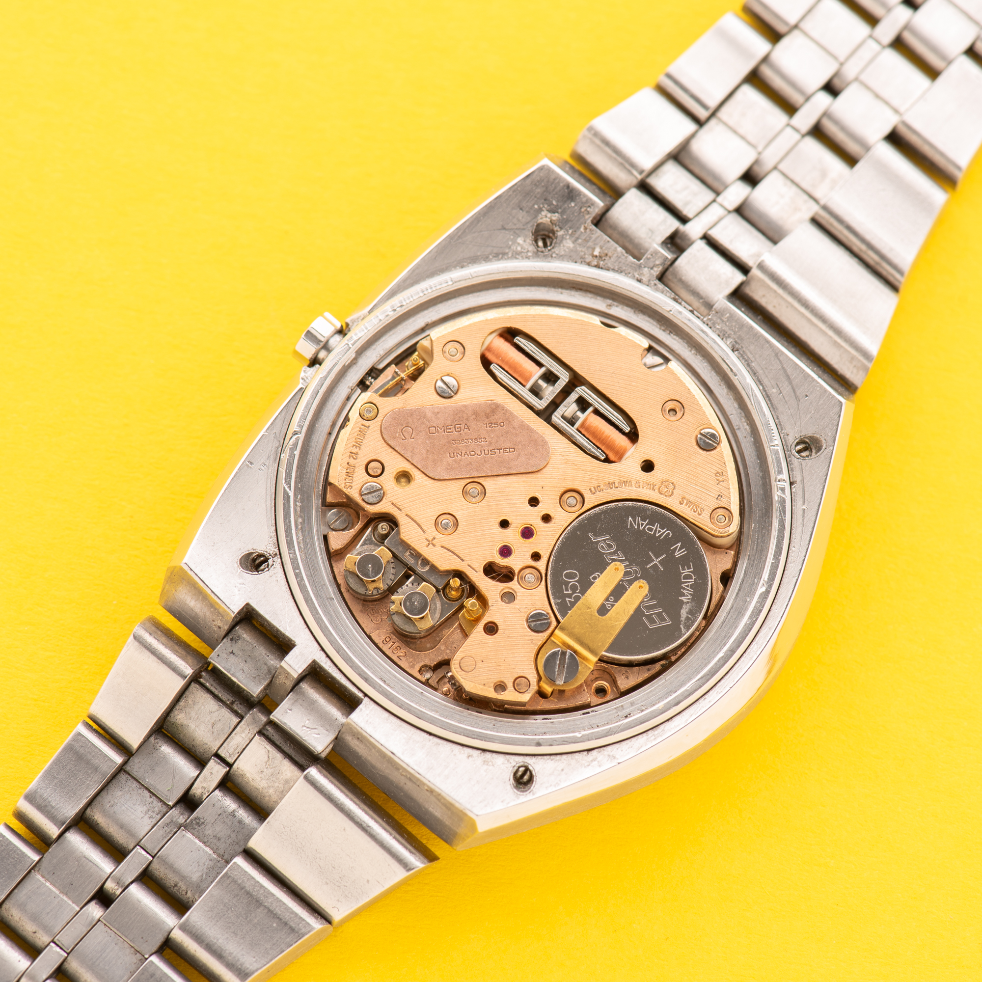 Zicht op Omega Constellation Electronic F300Hz D Shape from 1970 Ref 198.004