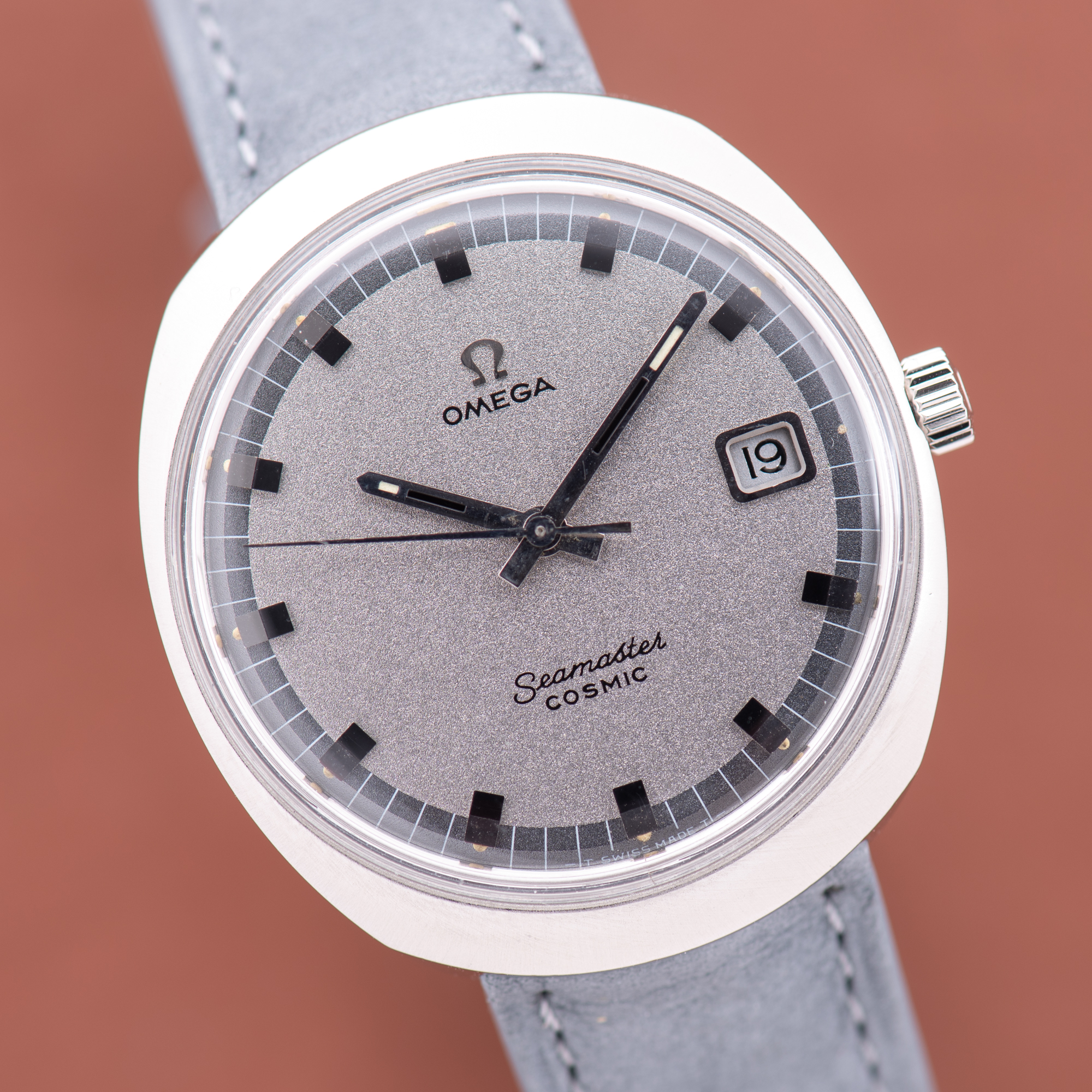 View of Omega Seamaster Cosmic Date Grey Dust Dial Réf 136.022