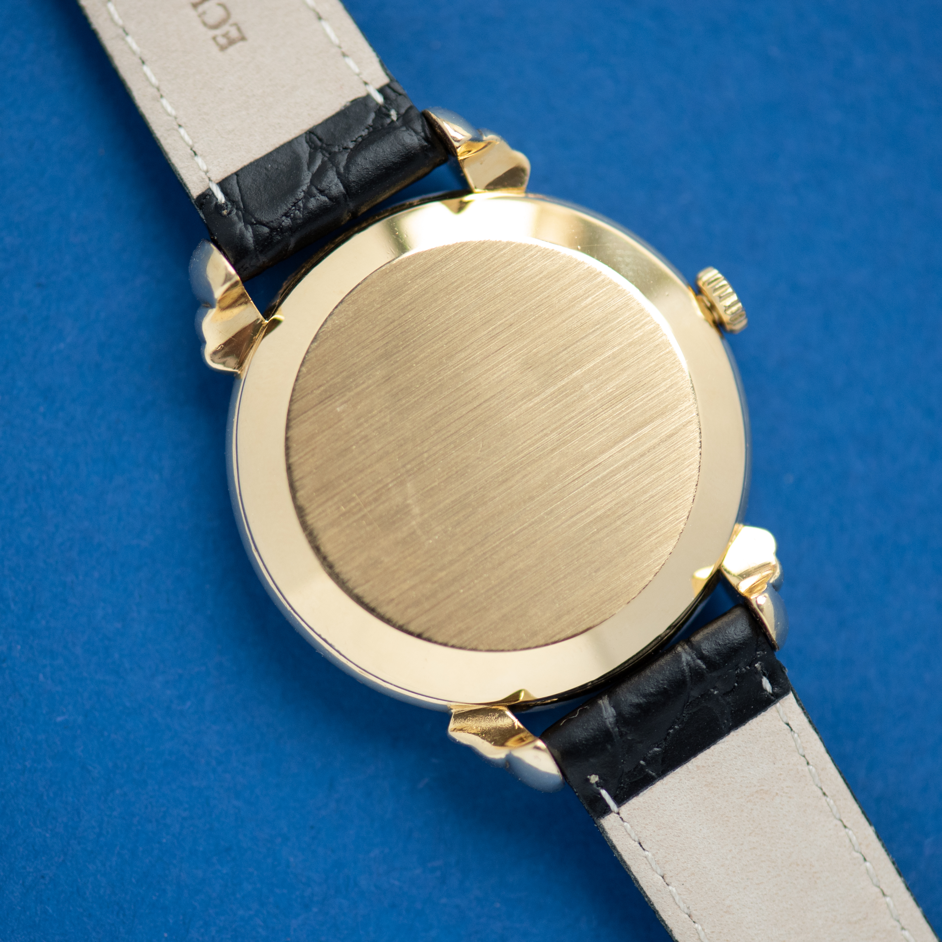 Vue de Vacheron Constantin Oversize Dress Watch Fancy Shell Teardrop Lugs Réf 4322 18K