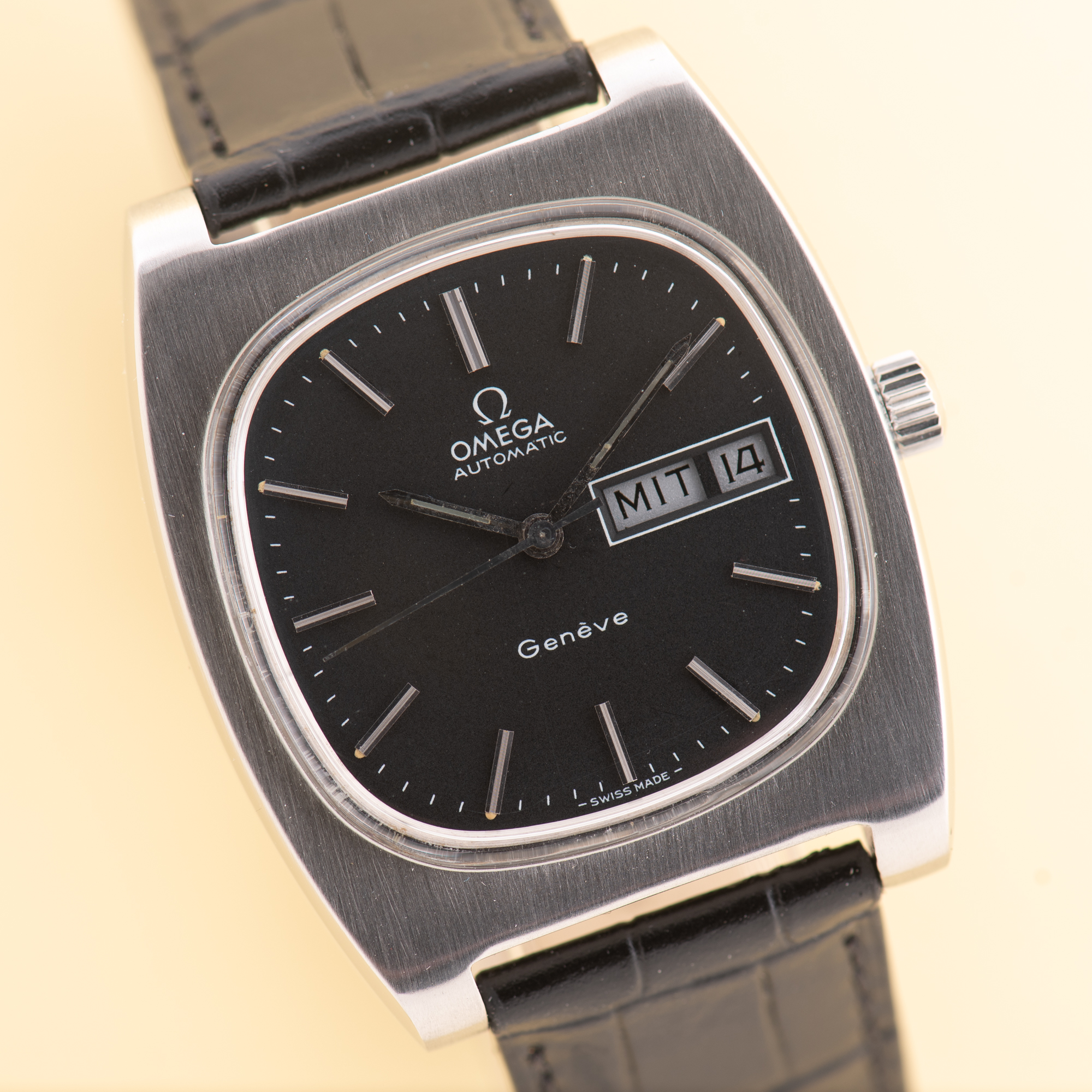 Vue de Omega Genève Automatic Day Date Matt Black from 1974 Réf 166.0188