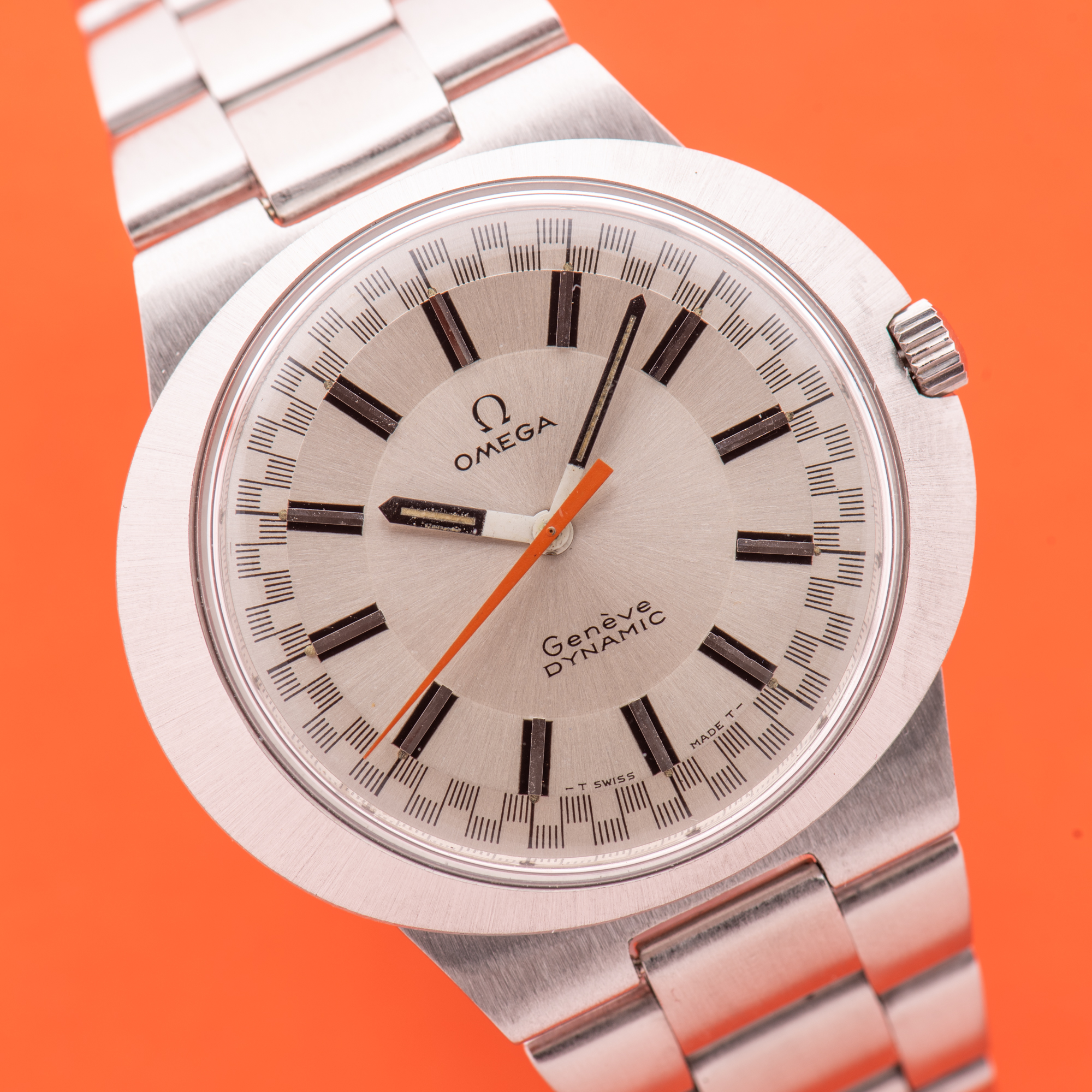 Vue de Omega Genève Dynamic Racing White Dial Réf 135.033