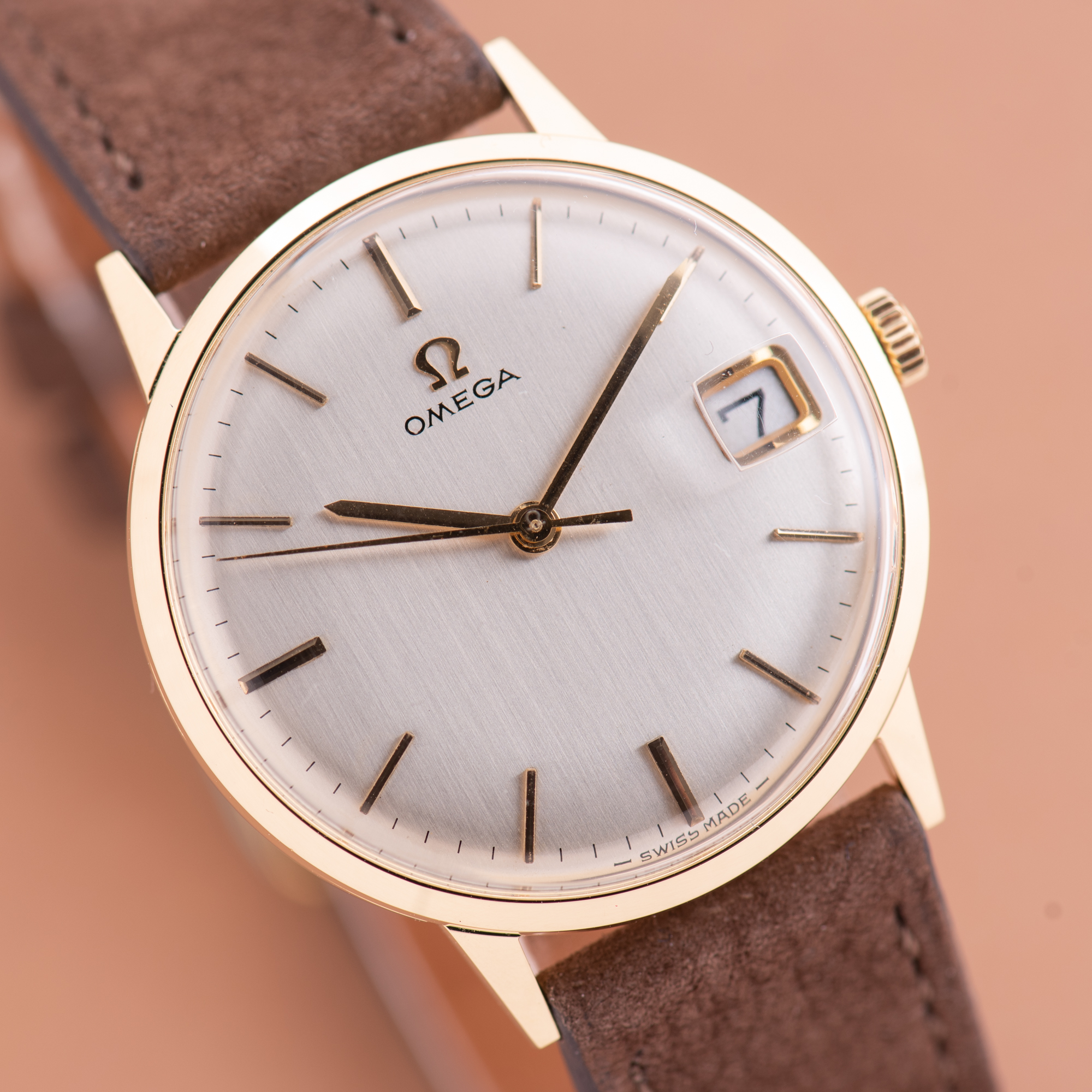 Vue de Omega Dress Watch Date 18K Yellow Gold from 1966 Réf 132.041