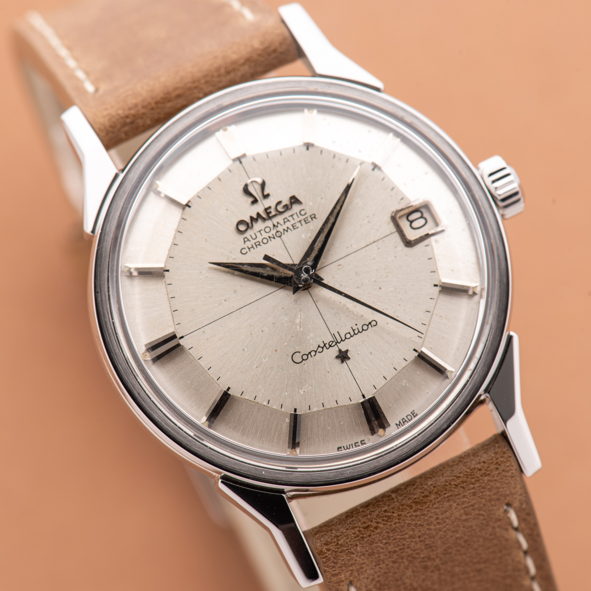 Zicht op Omega Constellation Calendar Pie Pan Patina Crosshair Hondenpoot Automatic 1962 Ref