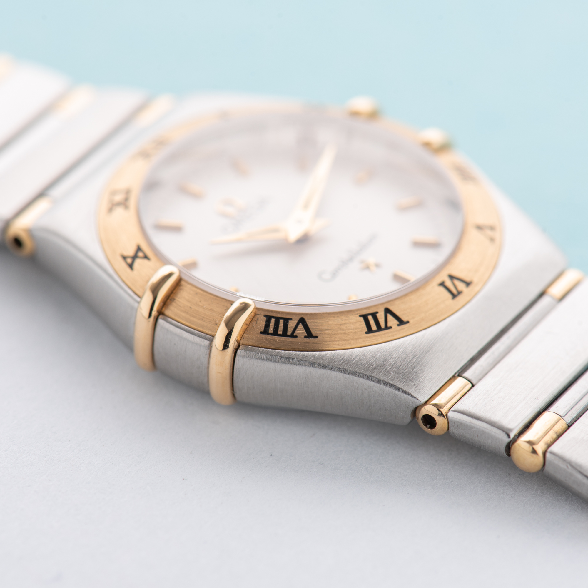 Vue de Omega Constellation Half Gold Bar 18K Lady Quartz Réf 795.1203