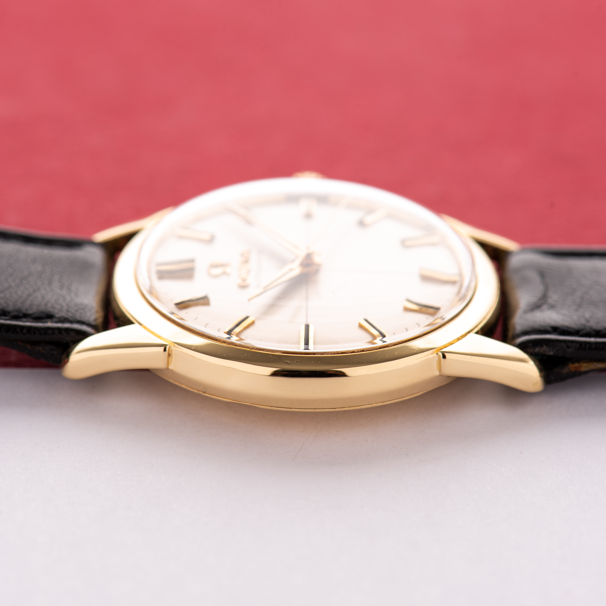Vue de Omega Seamaster Automatic 18K Yellow Gold Onyx Index from 1959 Réf 14704