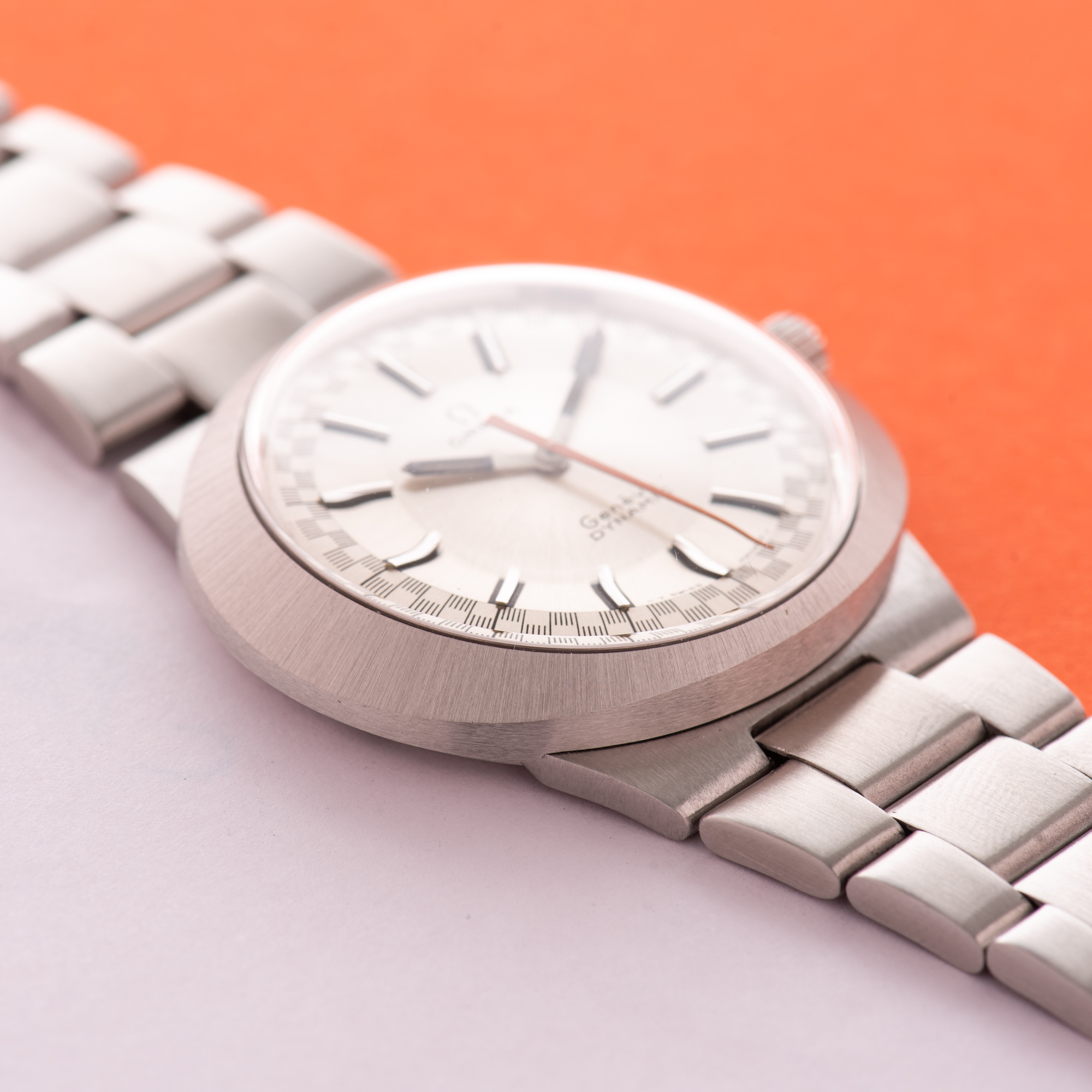 Vue de Omega Genève Dynamic Racing White Dial Réf 135.033