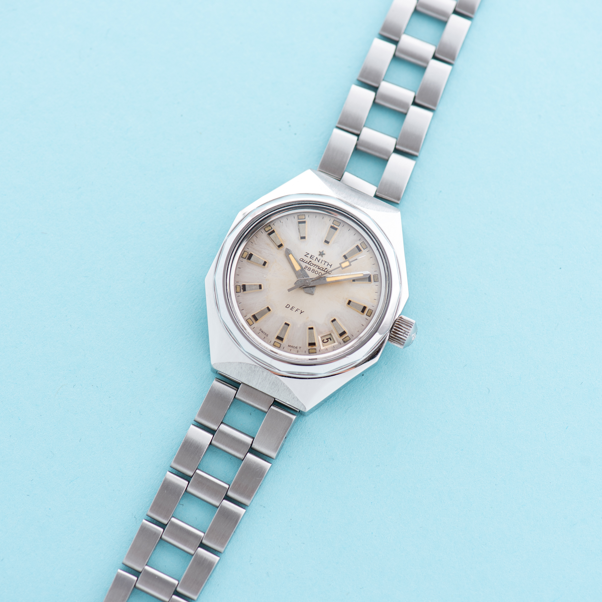 Zicht op Zenith Defy Automatic 28800 Cassaforte del Tempo Ref 01 0902 290