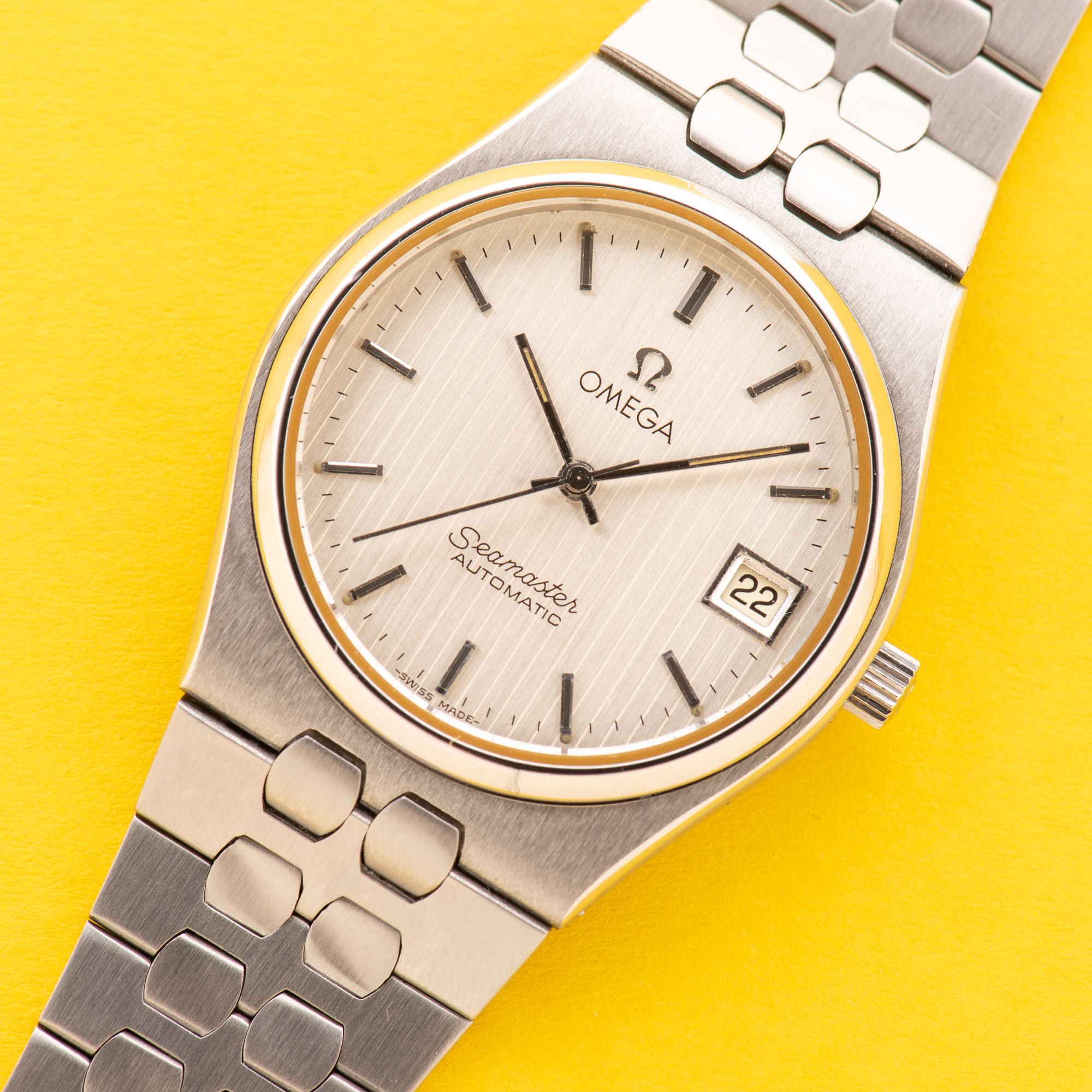 Vue de Omega Seamaster Automatic Date Rare Integrated bracelet from 1979 Réf 366 0265