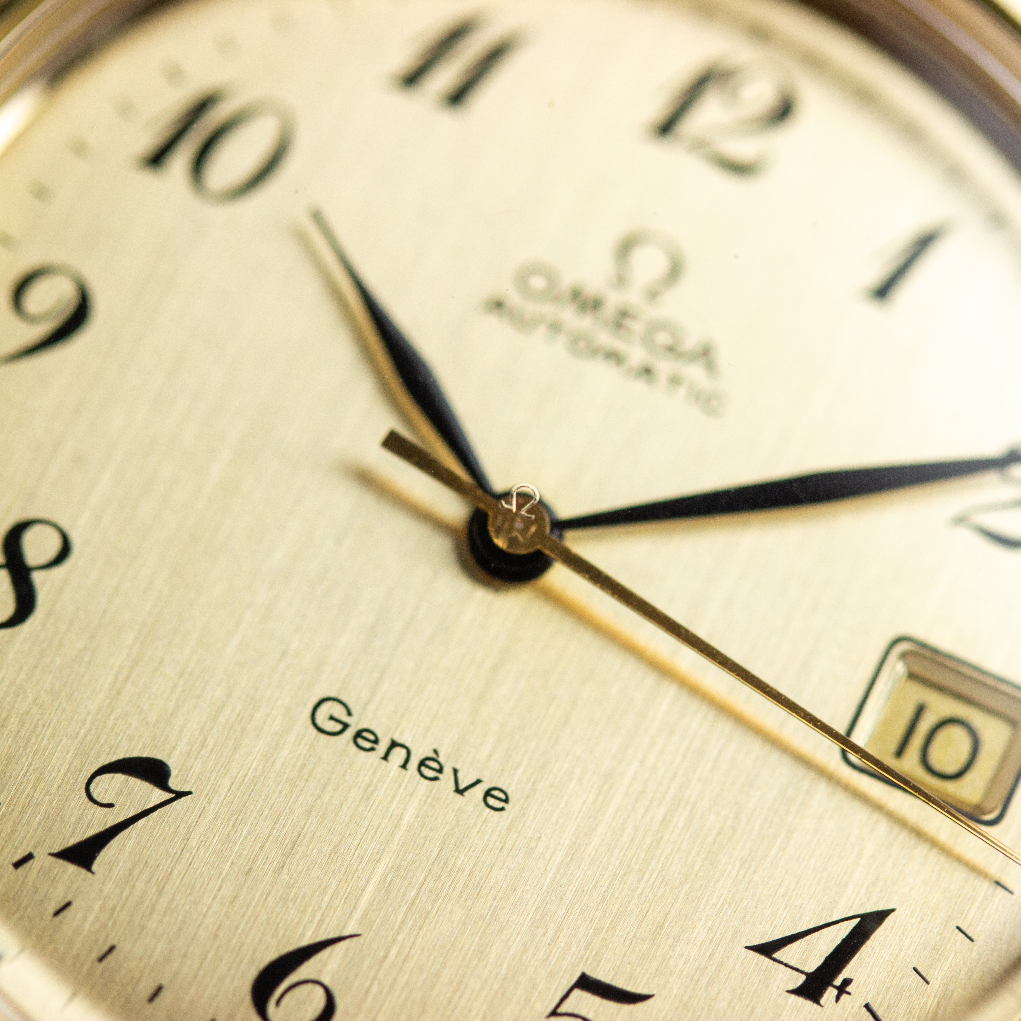 Zicht op Omega Genève Automatic Date Bréguet dial Ref 166.068 uit 1973