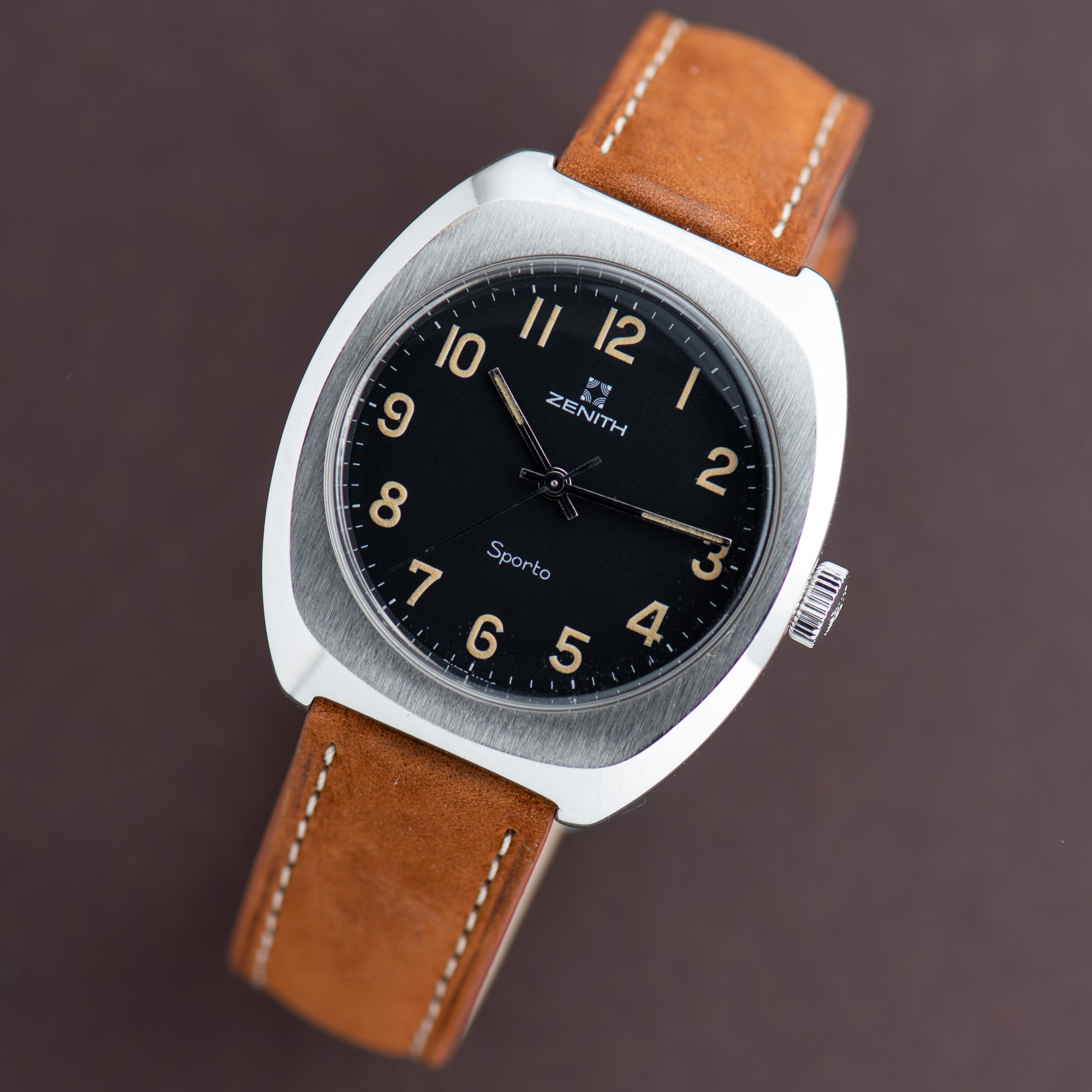 Zicht op Zenith Sporto Mat Black Tritium Dial Réf 01 1496 360