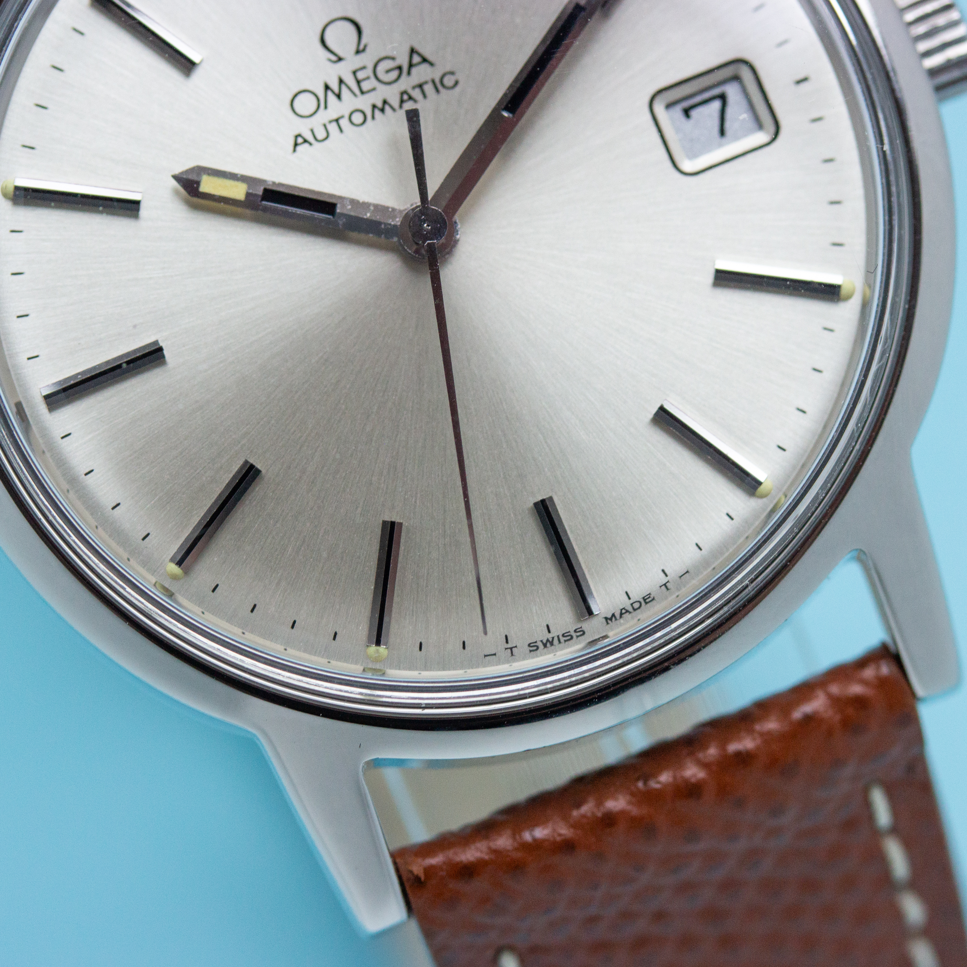 Vue de Omega Automatic Date Réf 166.0163 Rare Boiter HF Hugine Freres