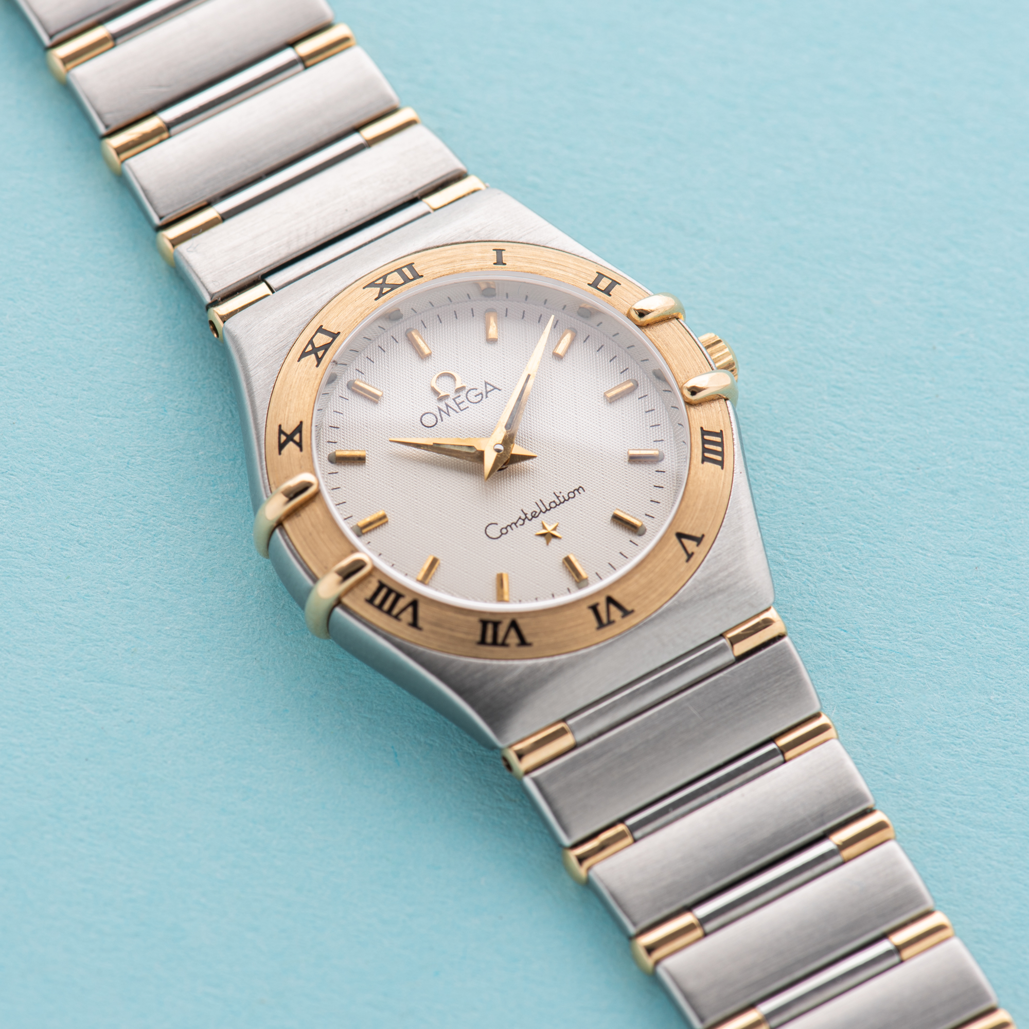 Vue de Omega Constellation Half Gold Bar 18K Lady Quartz Réf 795.1203