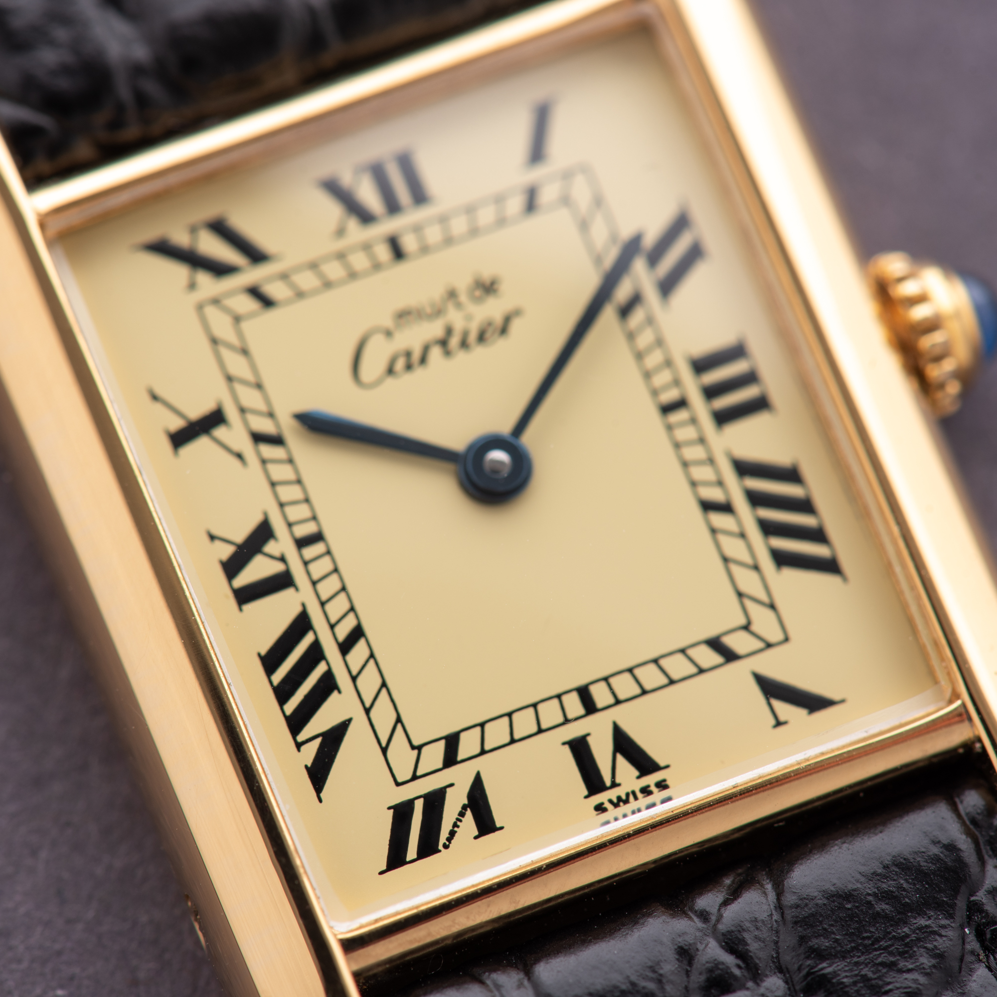 Zicht op Cartier Tank De Must Vermeil Romeinse wijzerplaat Grand Model GM Ultra Volledige set Ref 590005