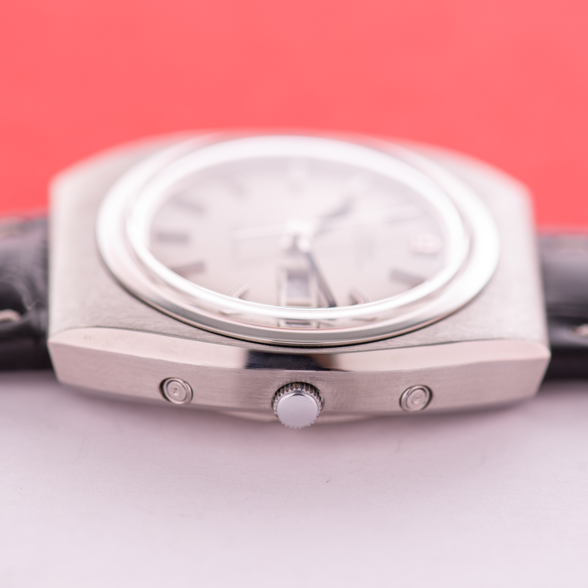 Vue de Omega Genève Megaquartz 32 KHz Day Date Réf 196.0030