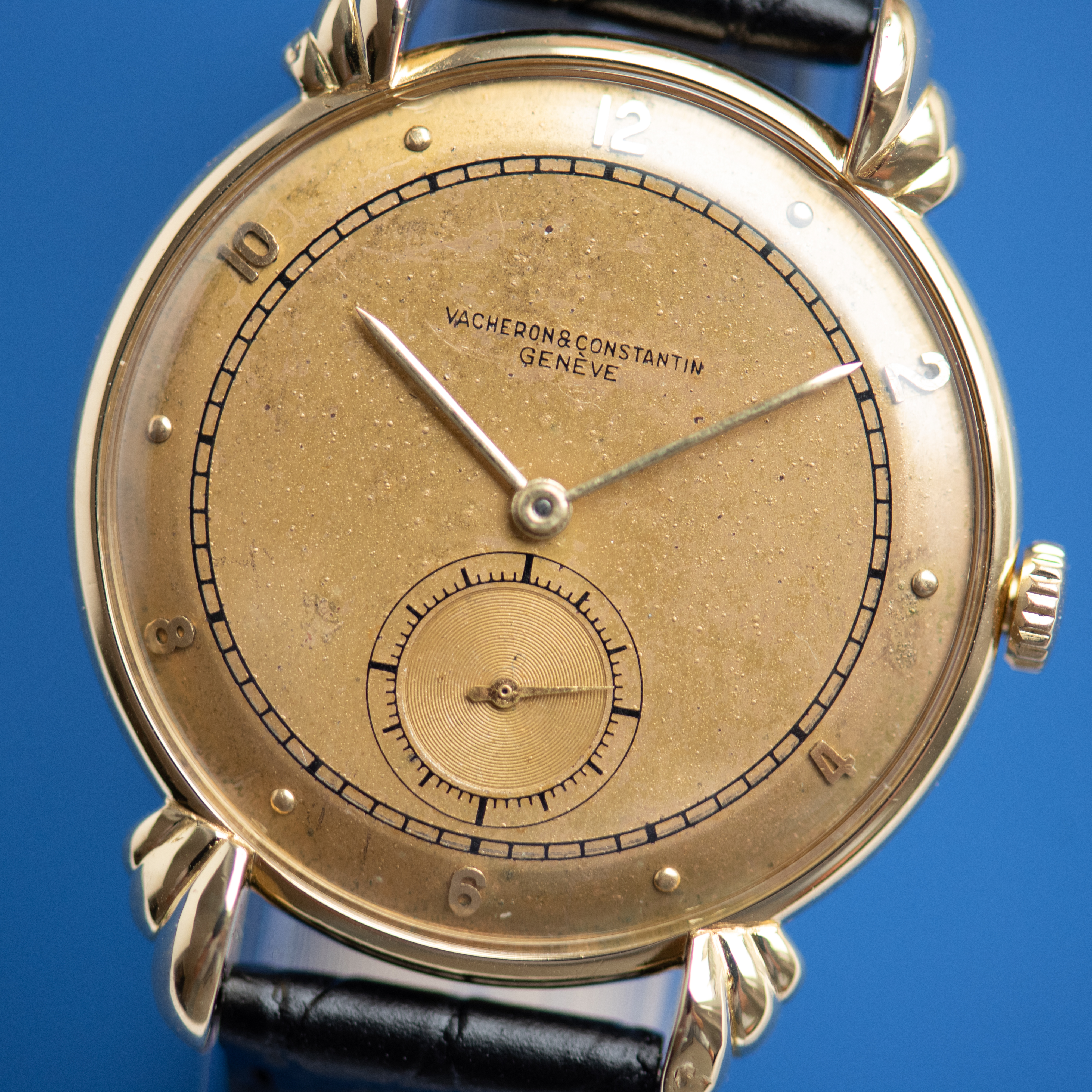Vue de Vacheron Constantin Oversize Dress Watch Fancy Shell Teardrop Lugs Réf 4322 18K