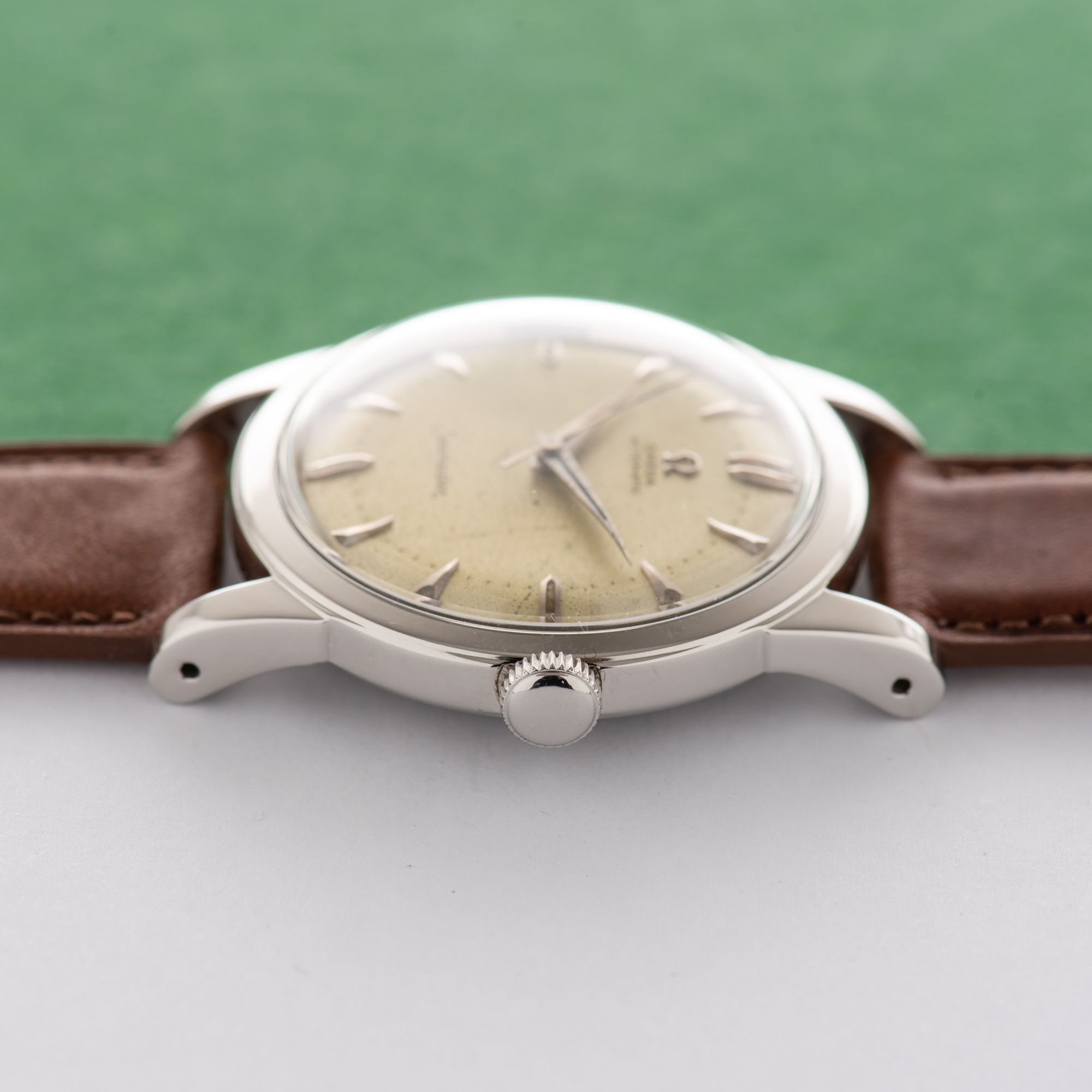 Vue de Omega Seamaster Automatic Bumper Beefy Lugs from 1951 Réf 2577