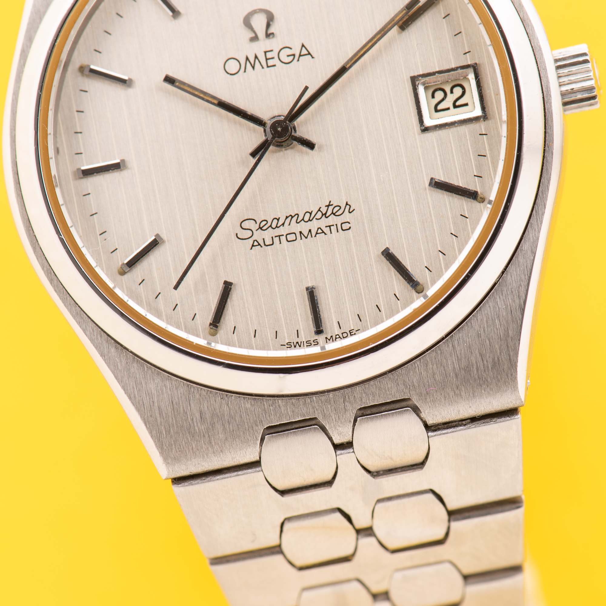 Vue de Omega Seamaster Automatic Date Rare Integrated bracelet from 1979 Réf 366 0265