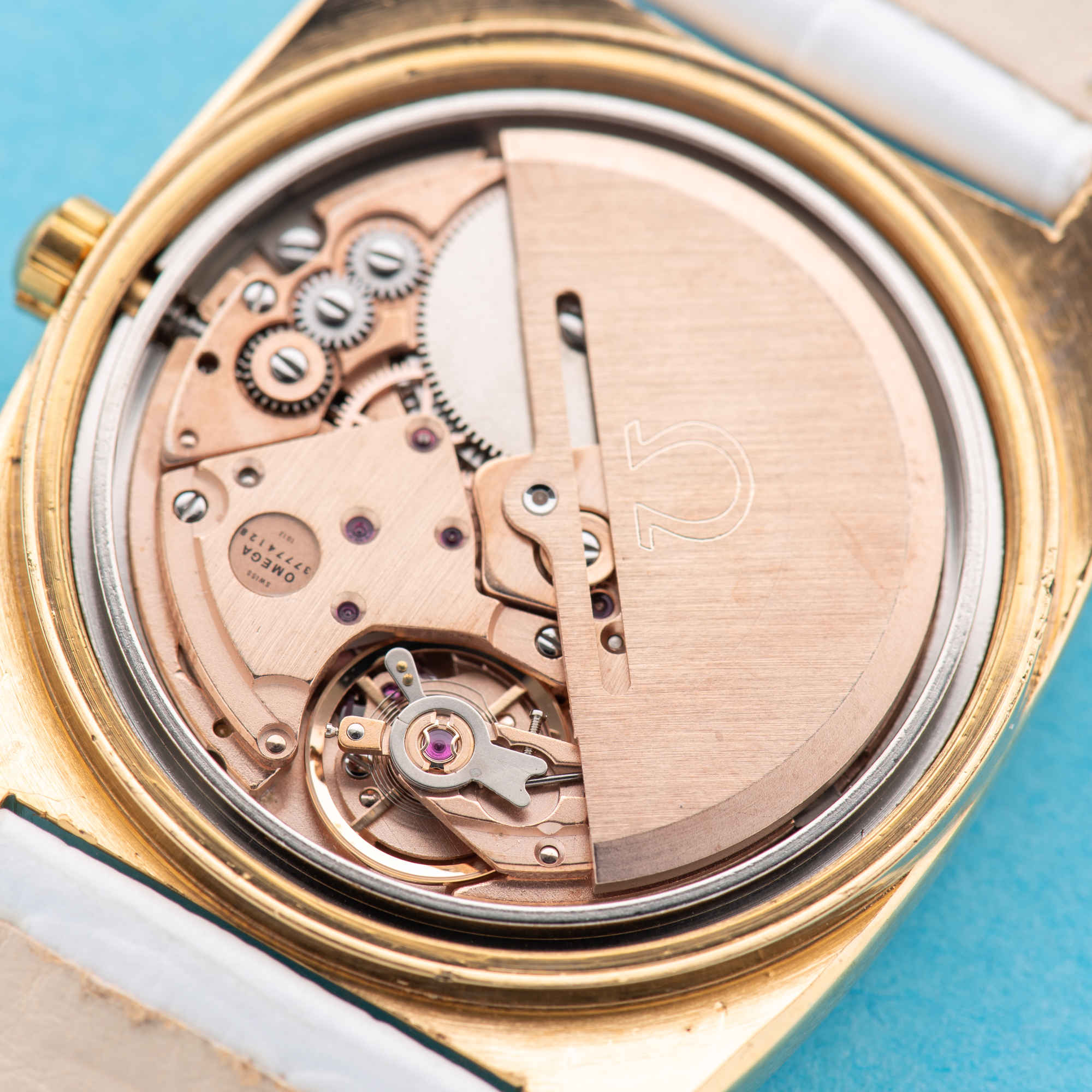 Vue de Omega Genève Automatic Date Champagne TV Case From 1973 Réf 166.0190