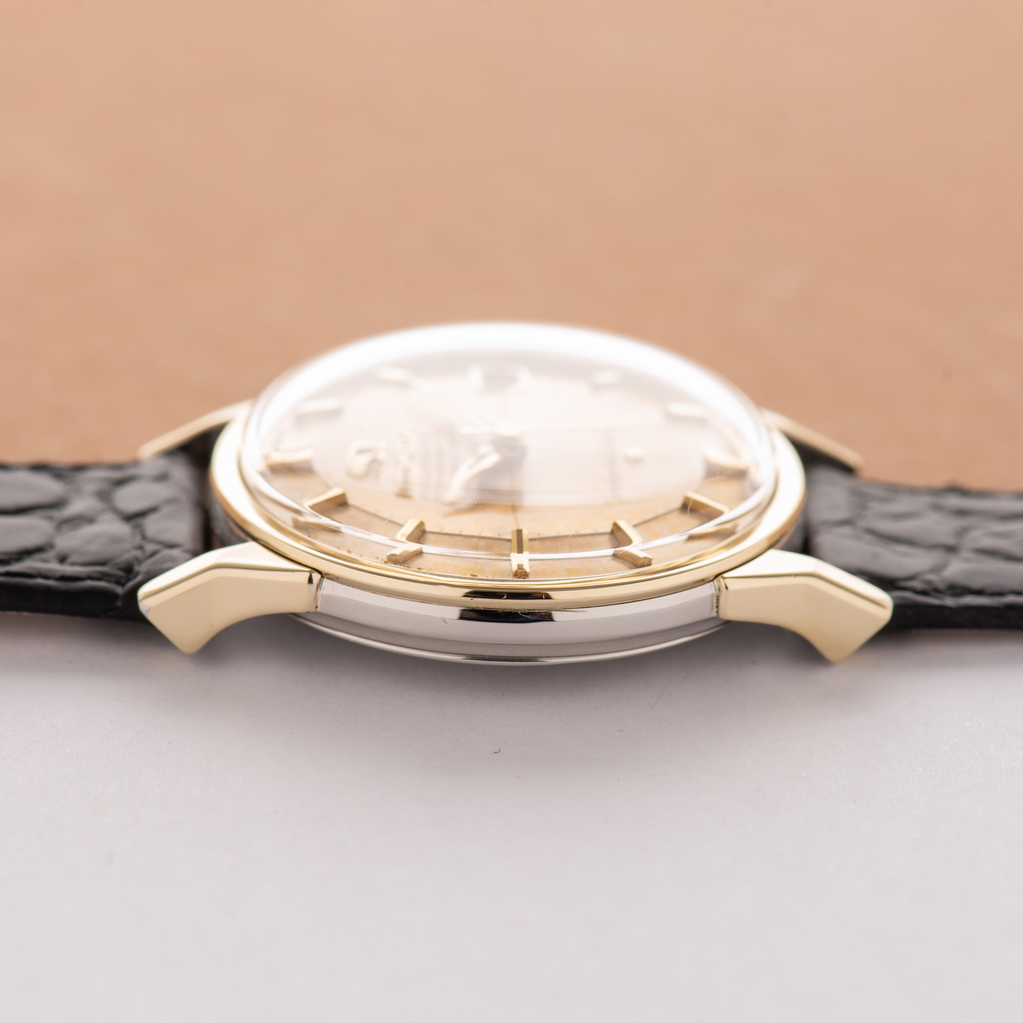 Zicht op Omega Constellation Calendar Pie Pan Patina Dog Leg Automatic 1966 Ref 168.005