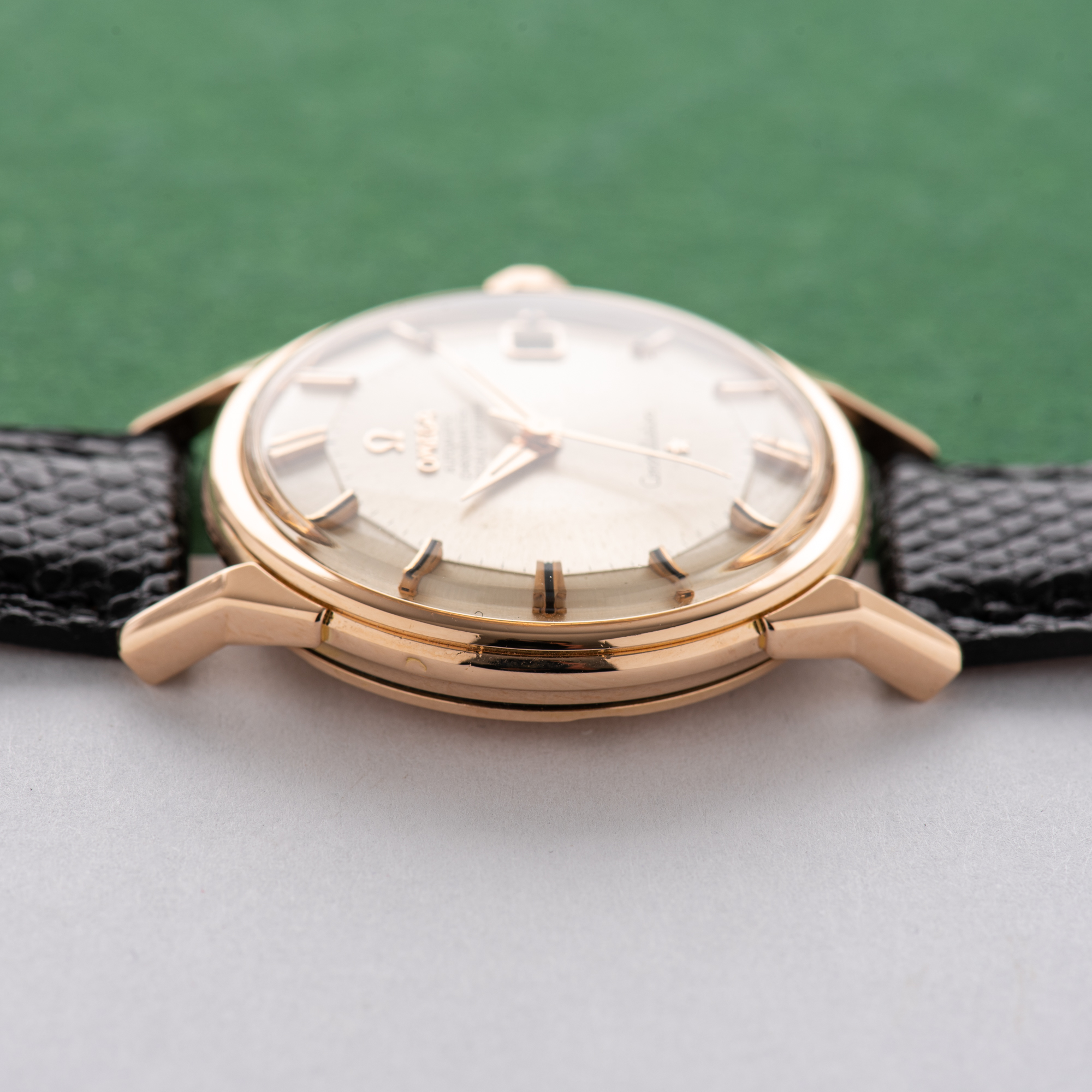 Vue de Omega Constellation Pie Pan 18K Gold Rosé Dog Leg Automatic 1964 Réf 168.005