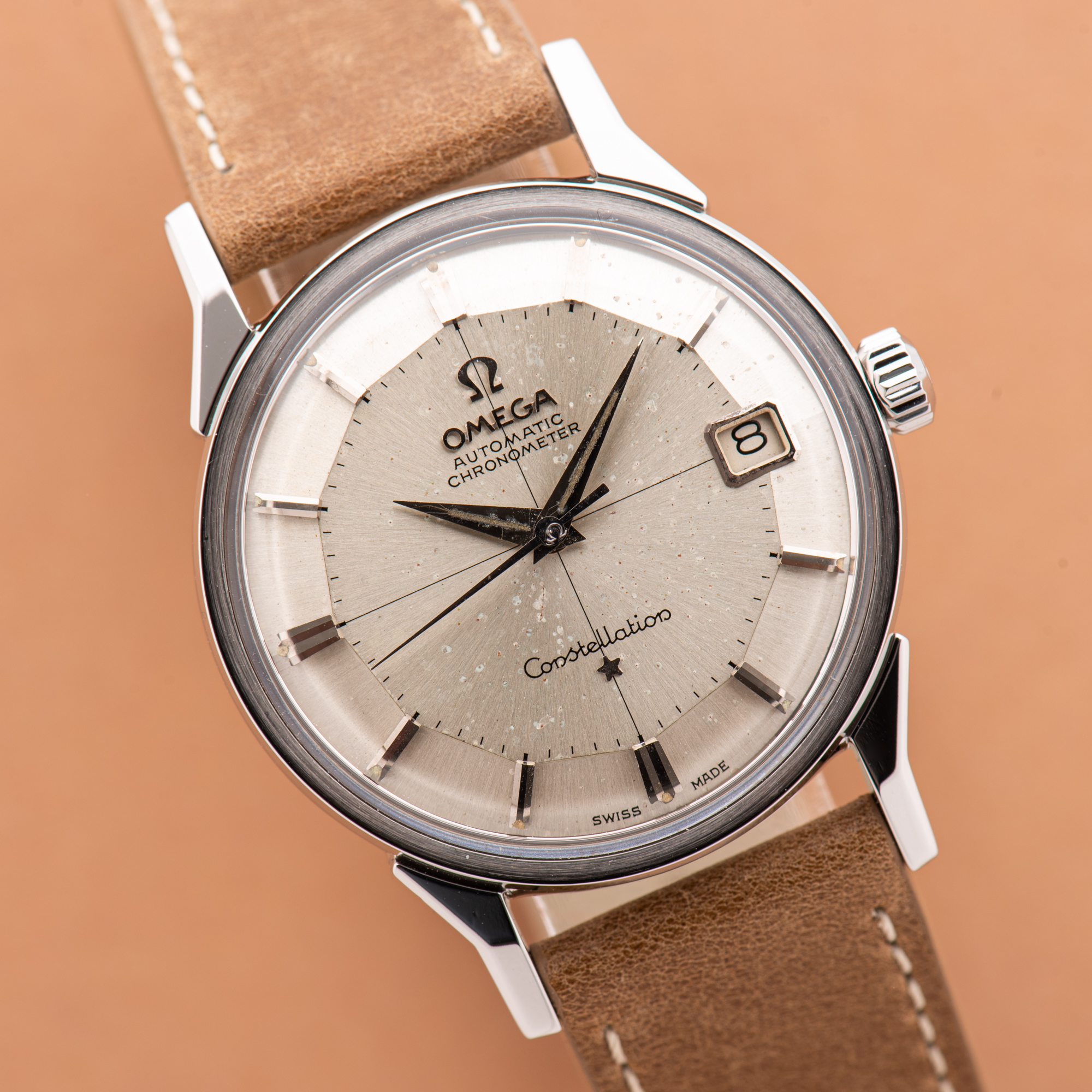 Zicht op Omega Constellation Calendar Pie Pan Patina Crosshair Hondenpoot Automatic 1962 Ref