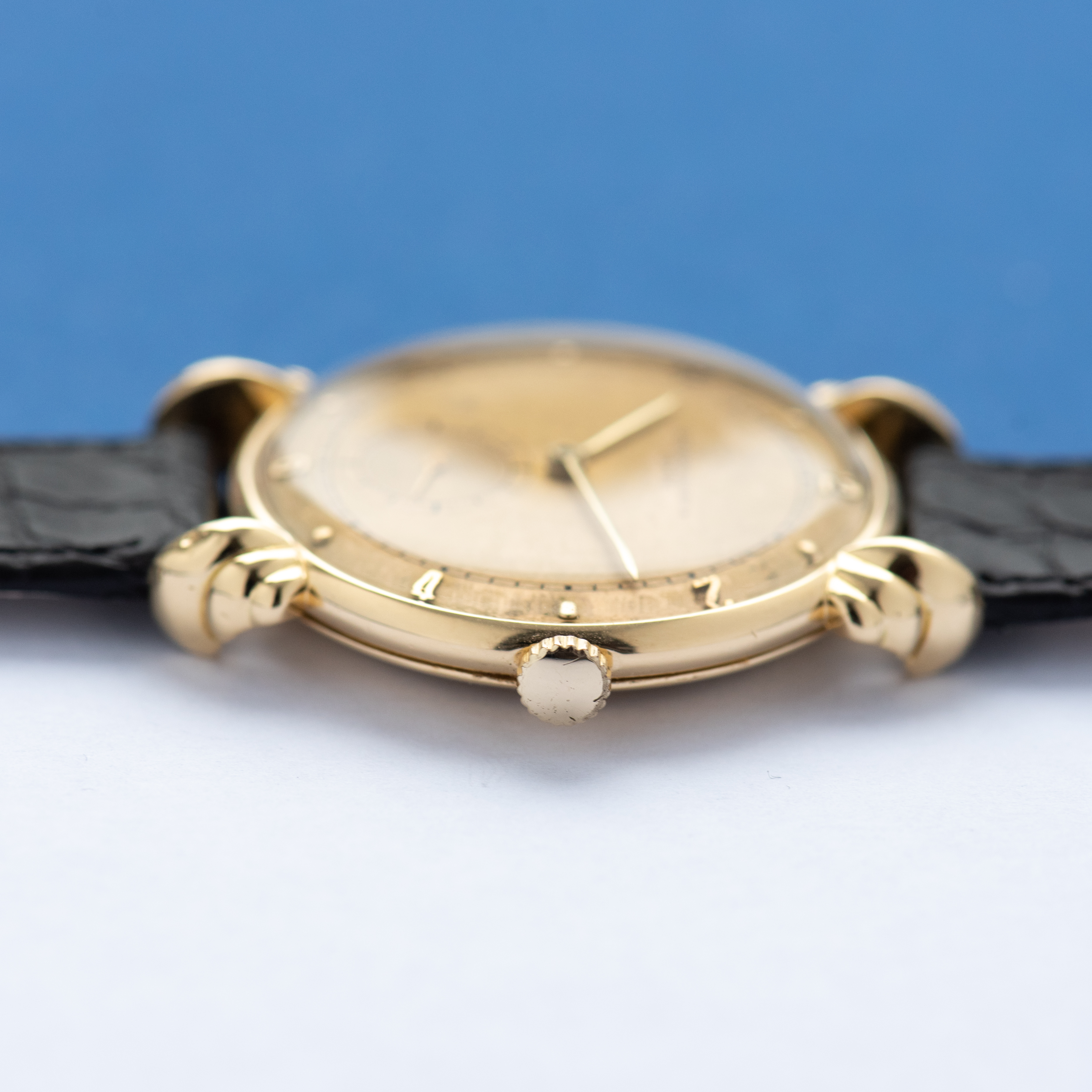 Vue de Vacheron Constantin Oversize Dress Watch Fancy Shell Teardrop Lugs Réf 4322 18K