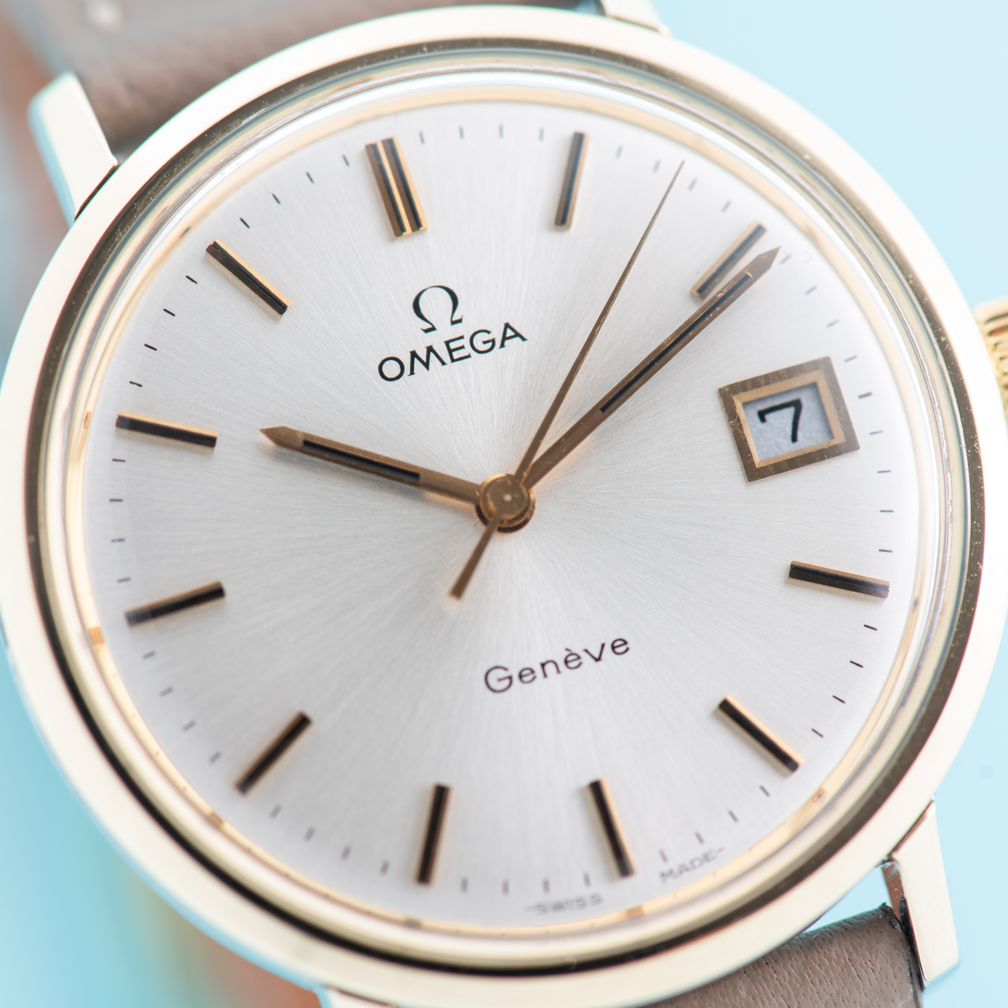 Vue de Omega Genève Date Gold Steel Rare Monoblock Réf 136.9020