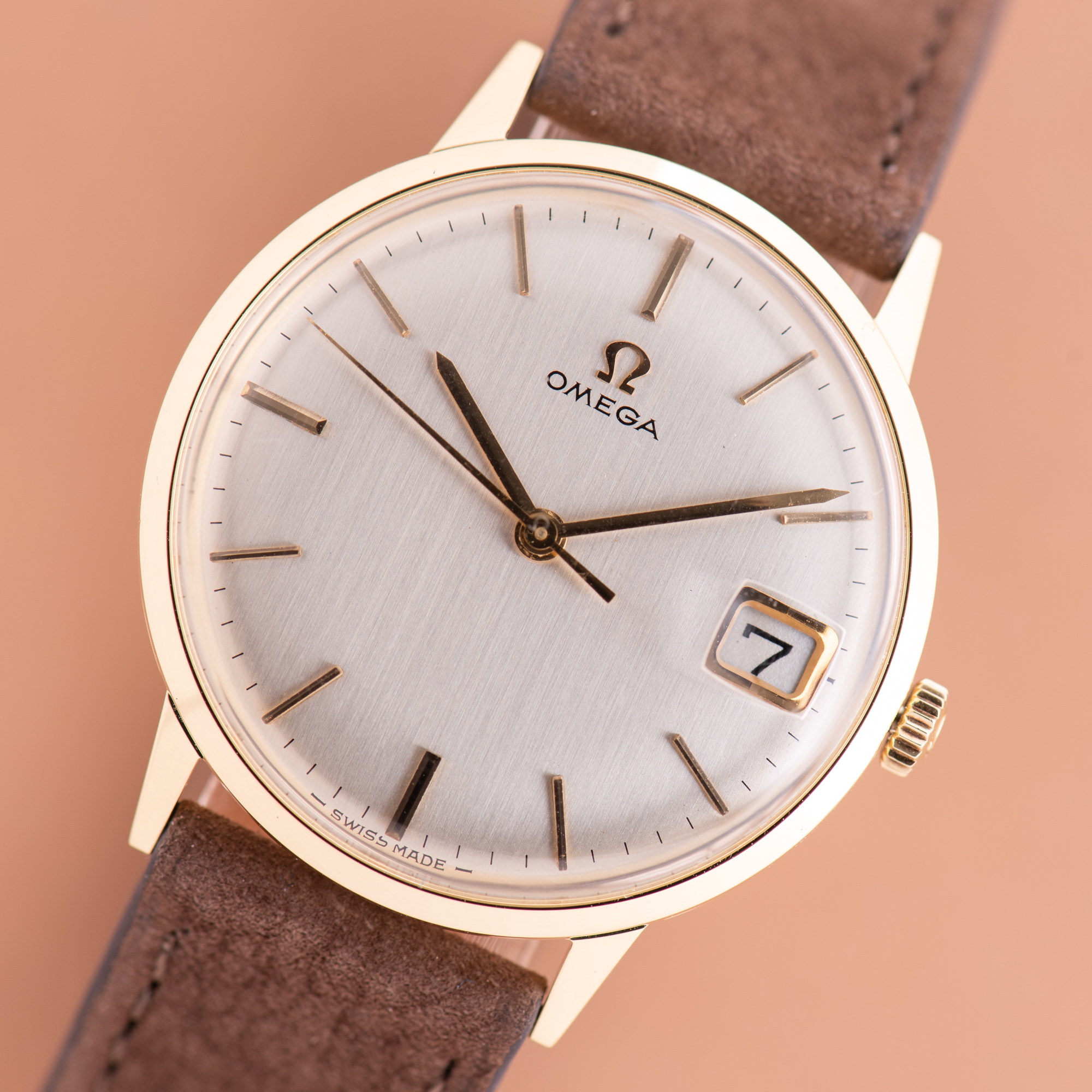 Vue de Omega Dress Watch Date 18K Yellow Gold from 1966 Réf 132.041