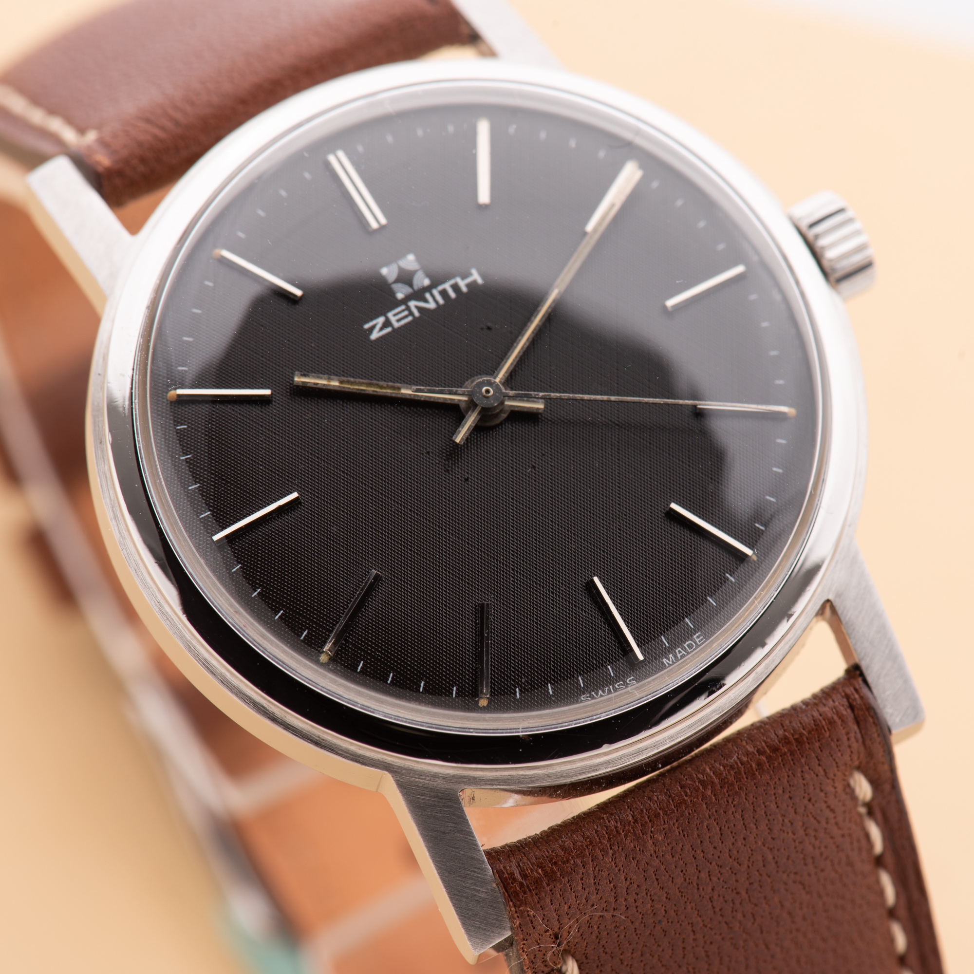 Vue de Zenith Surf Dress Watch Centre Seconds Black linnen dial Textured Réf 01.1620.36